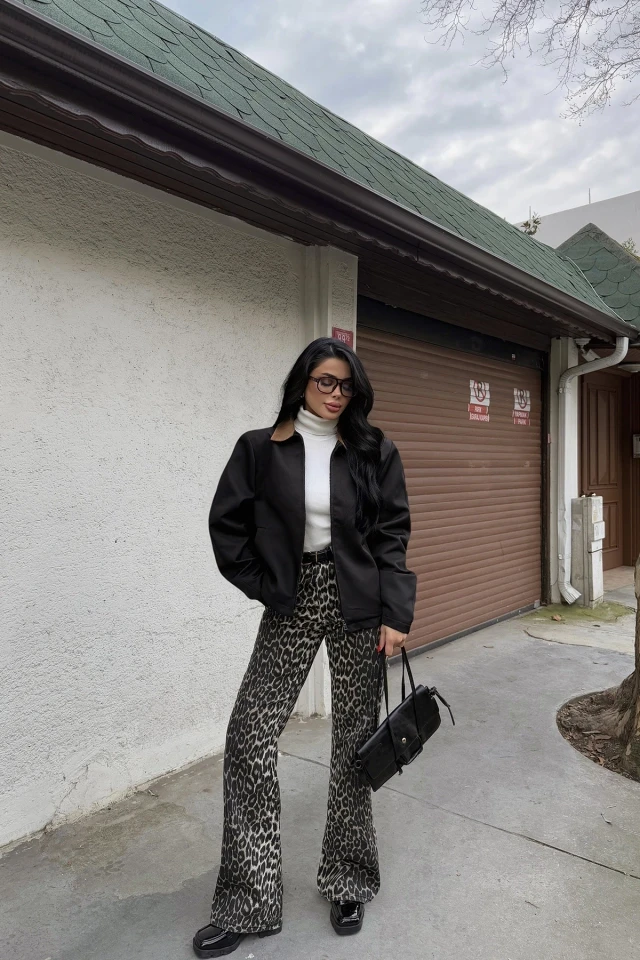 Picture of Black Pocket Detailed Zippered Jacket