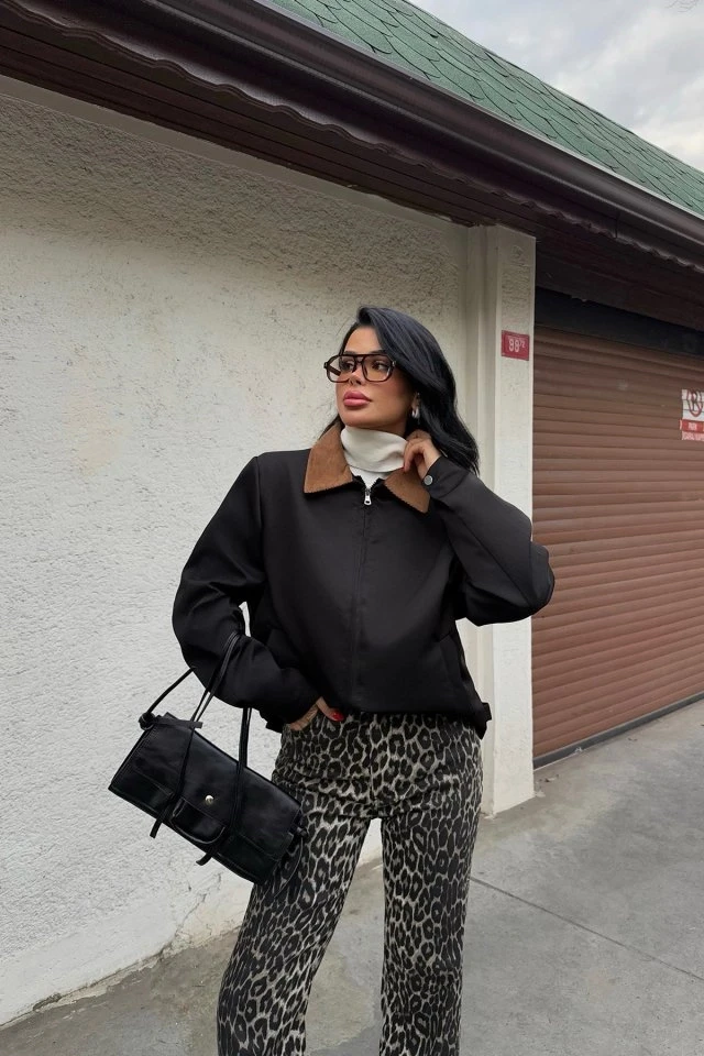 Picture of Black Pocket Detailed Zippered Jacket