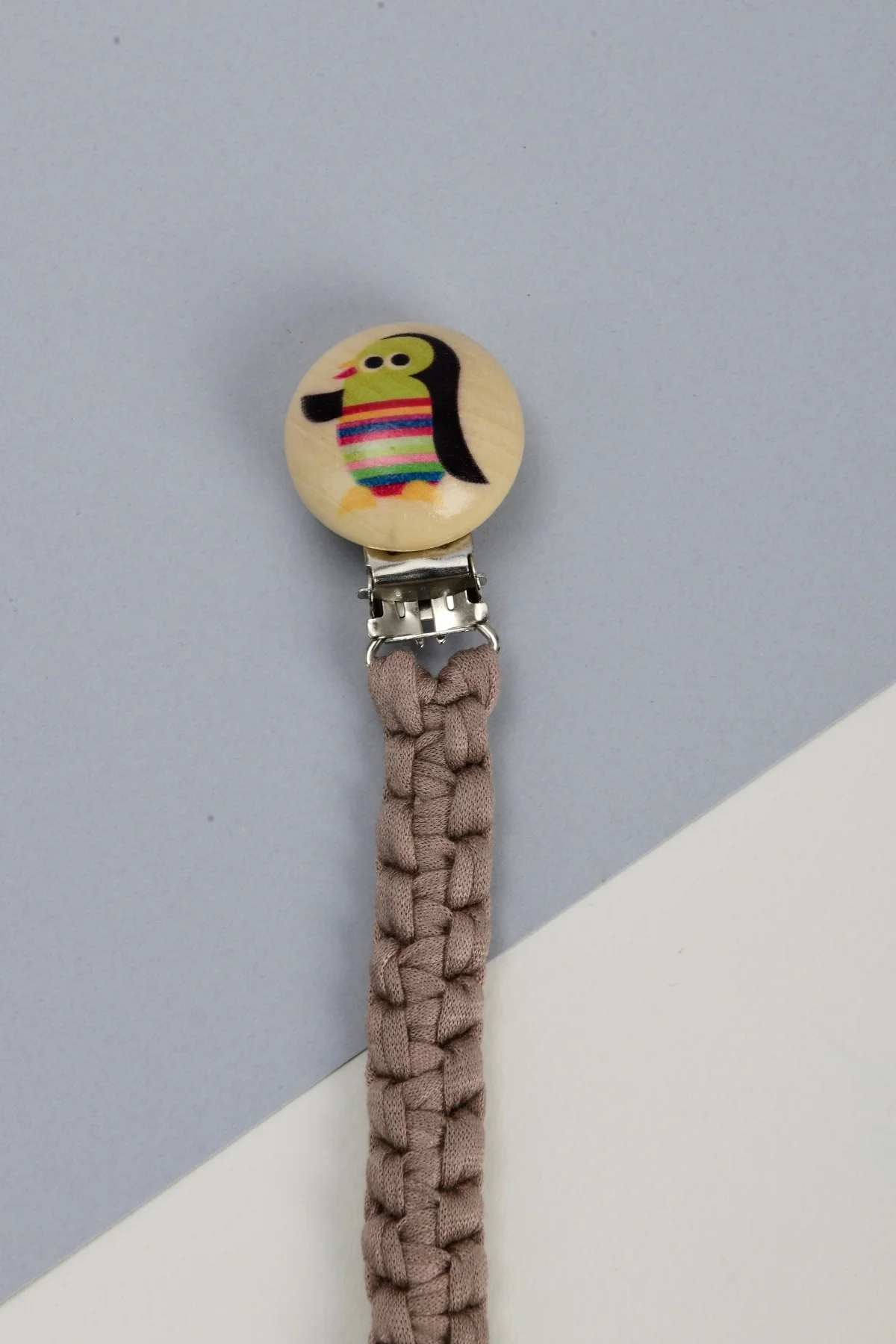 Picture of El Örmesi Doğal Ahşap Emzik Askısı - Penguen - Kahverengi