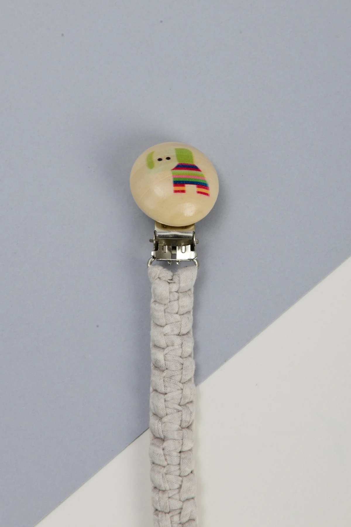 Picture of El Örmesi Doğal Ahşap Emzik Askısı - Fil - Gri