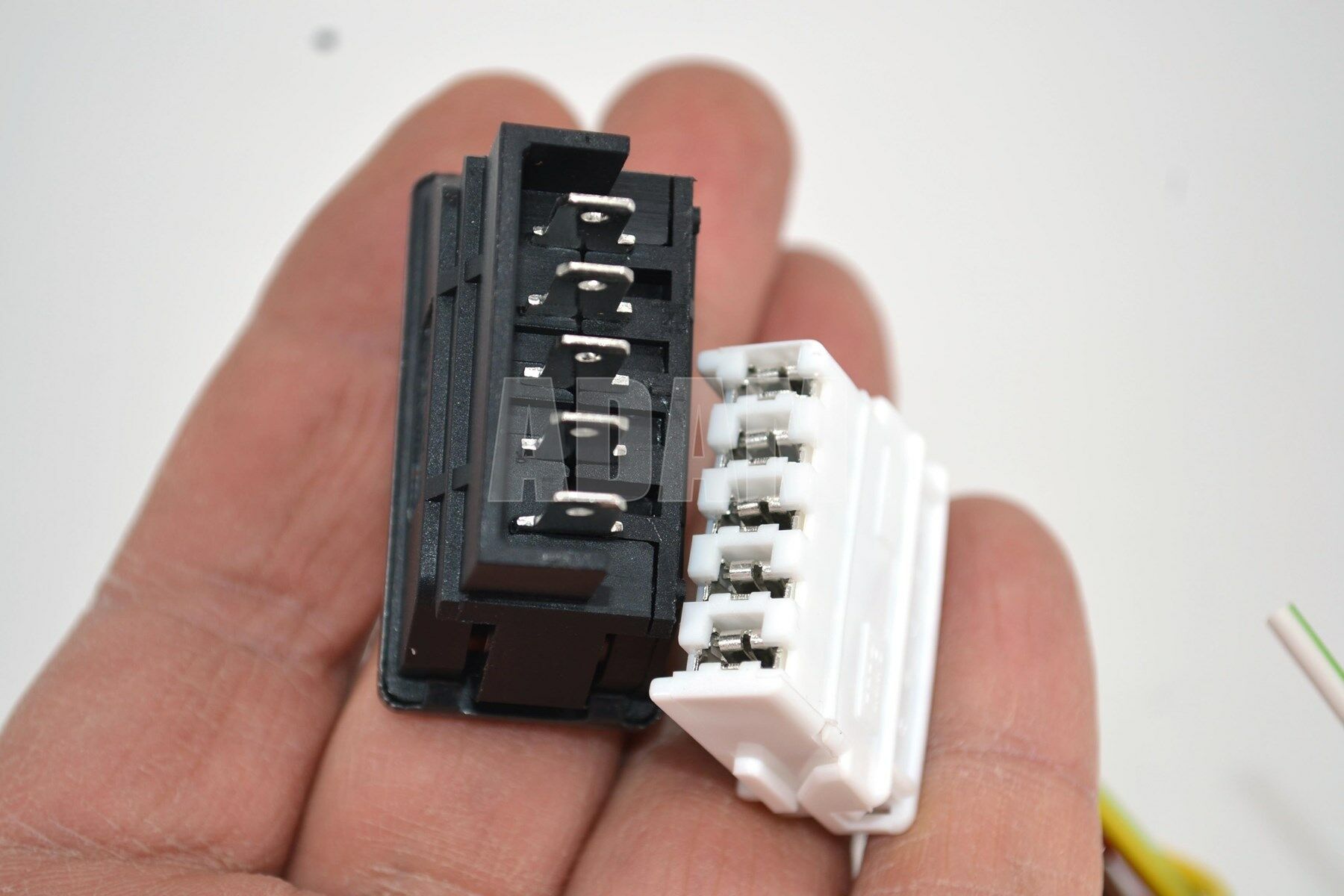 Picture of Universal 5 Fişli Pinli Cam Kaldirma Düğme Anahtar Soketi Kablolu