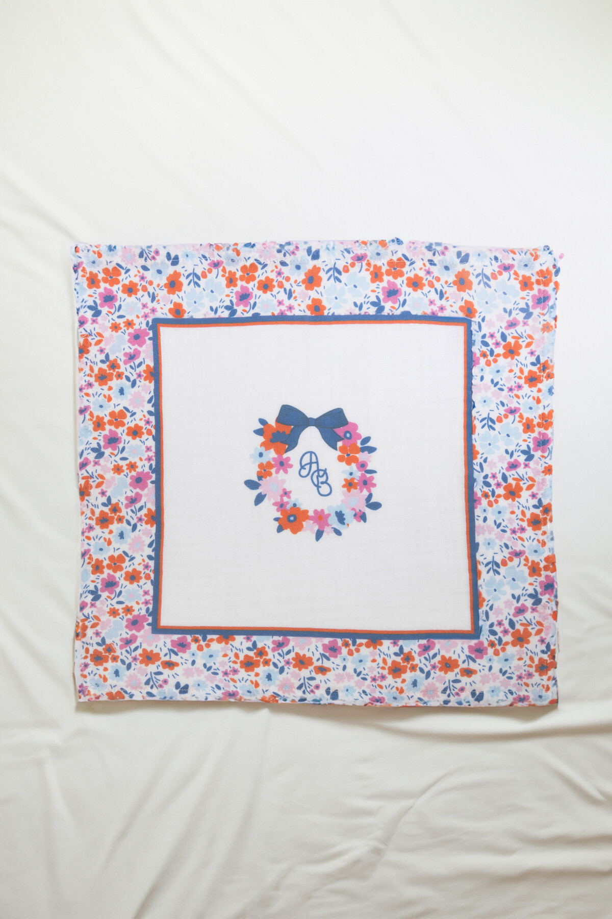 Picture of Müslin Bebek Örtüsü Ve 3’Lü Ağız Bezi Seti - Minik Çiçekler / Kırmızı