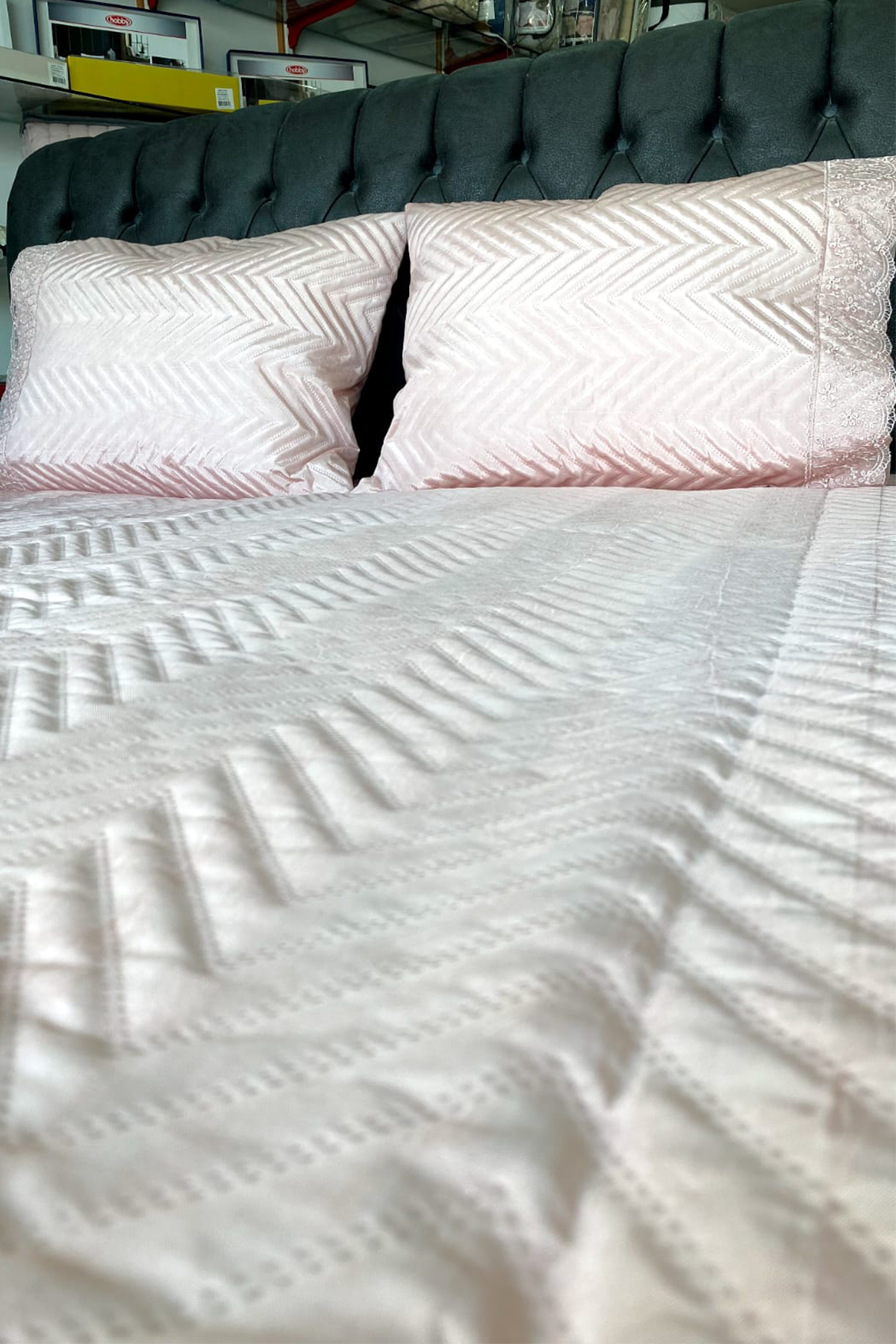 Picture of Carilla Kapitoneli Fransız Güpürlü Yatak Örtüsü Pudra