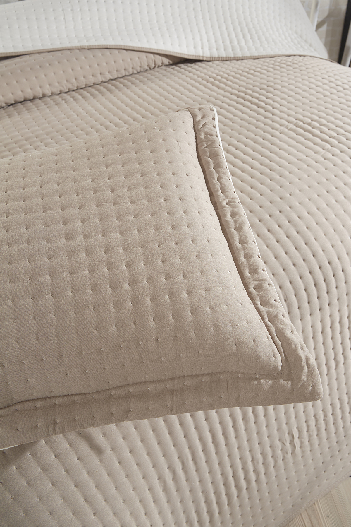 Picture of Elisa Dolgulu Çift Taraflı Çift Kişilik 240x260 Cm Yatak Örtüsü Bej