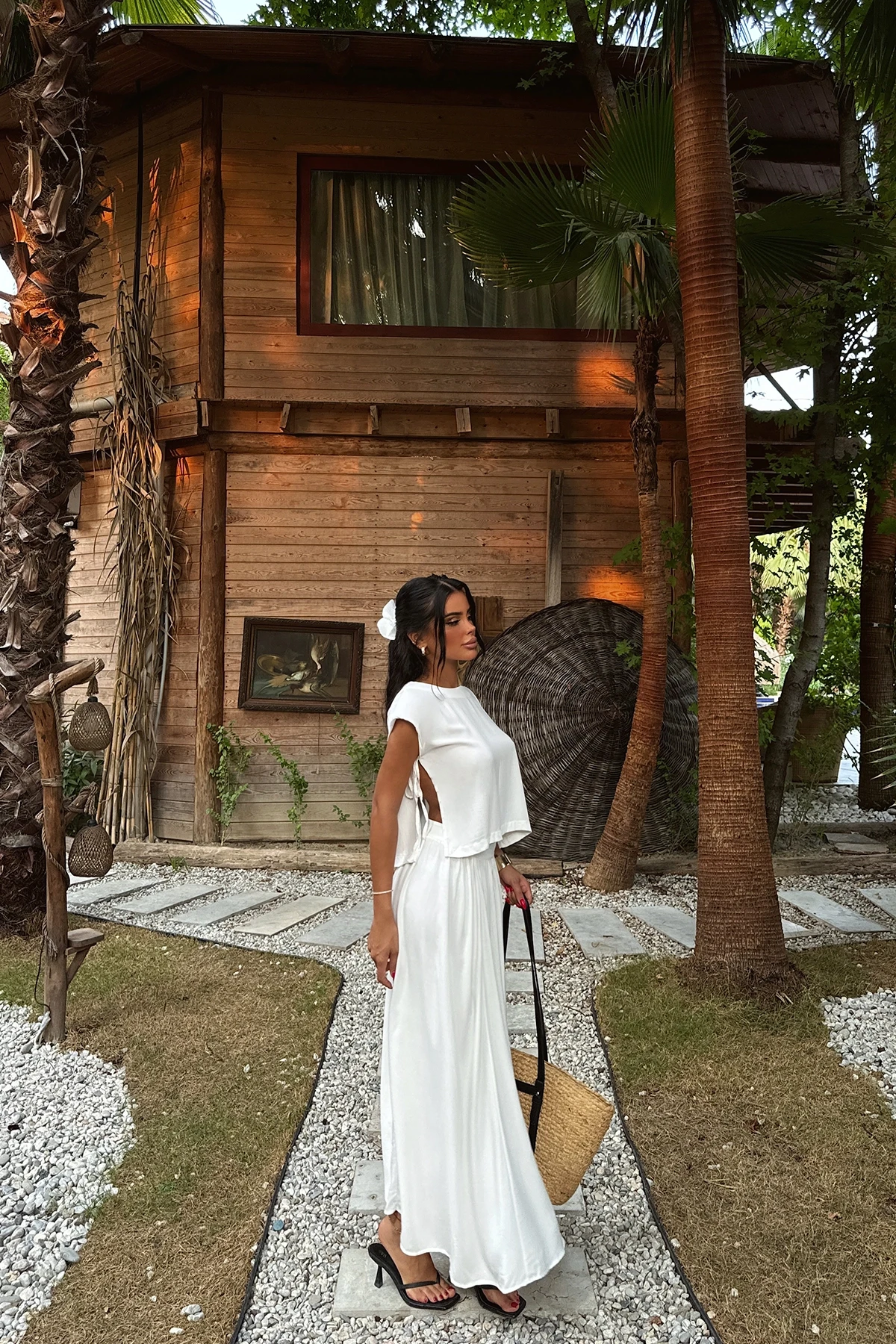 Picture of White Tie Detailed Suit