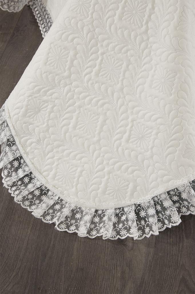 Picture of Zoya Dantelli Kapitoneli Ultrasonik Çift Kişilik Yatak Örtüsü Krem