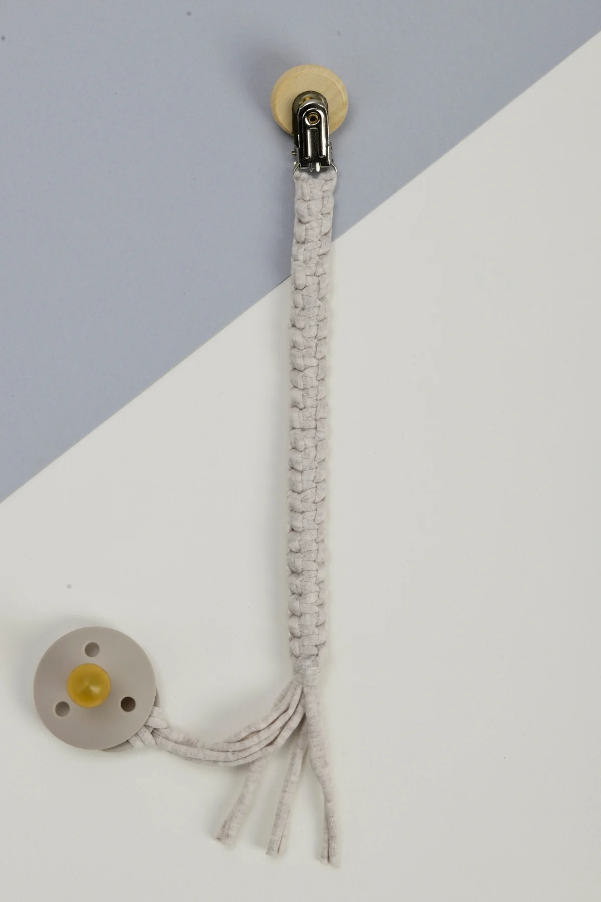 Picture of El Örmesi Doğal Ahşap Emzik Askısı - Fil - Gri