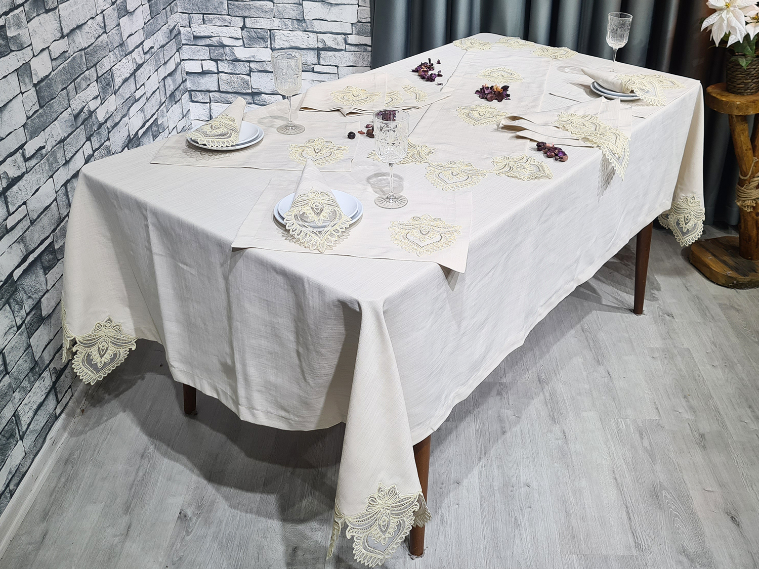 Picture of Fransız Dantelli El İşi Beta 34 Parça Amerikan Servis Seti Cappucino