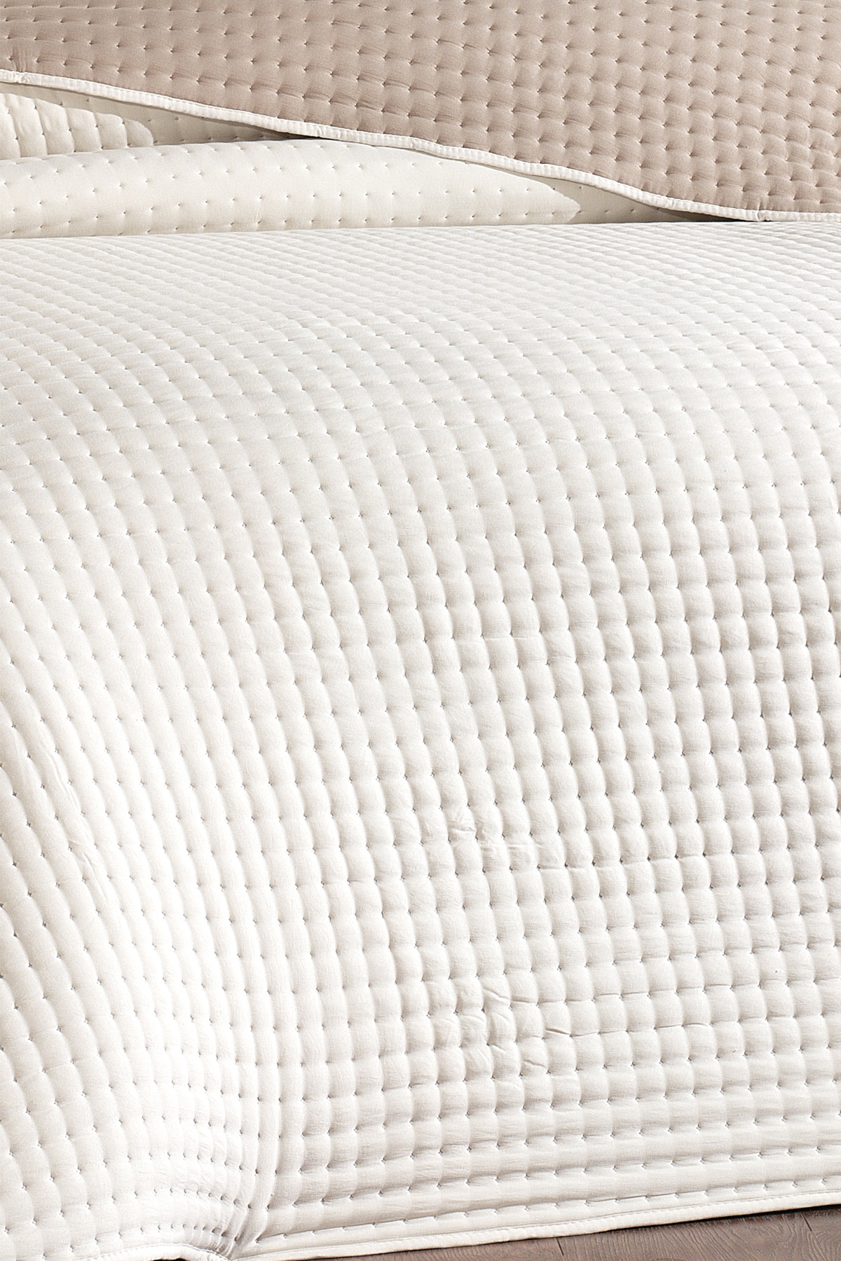 Picture of Elisa Dolgulu Çift Taraflı Çift Kişilik 240x260 Cm Yatak Örtüsü Krem