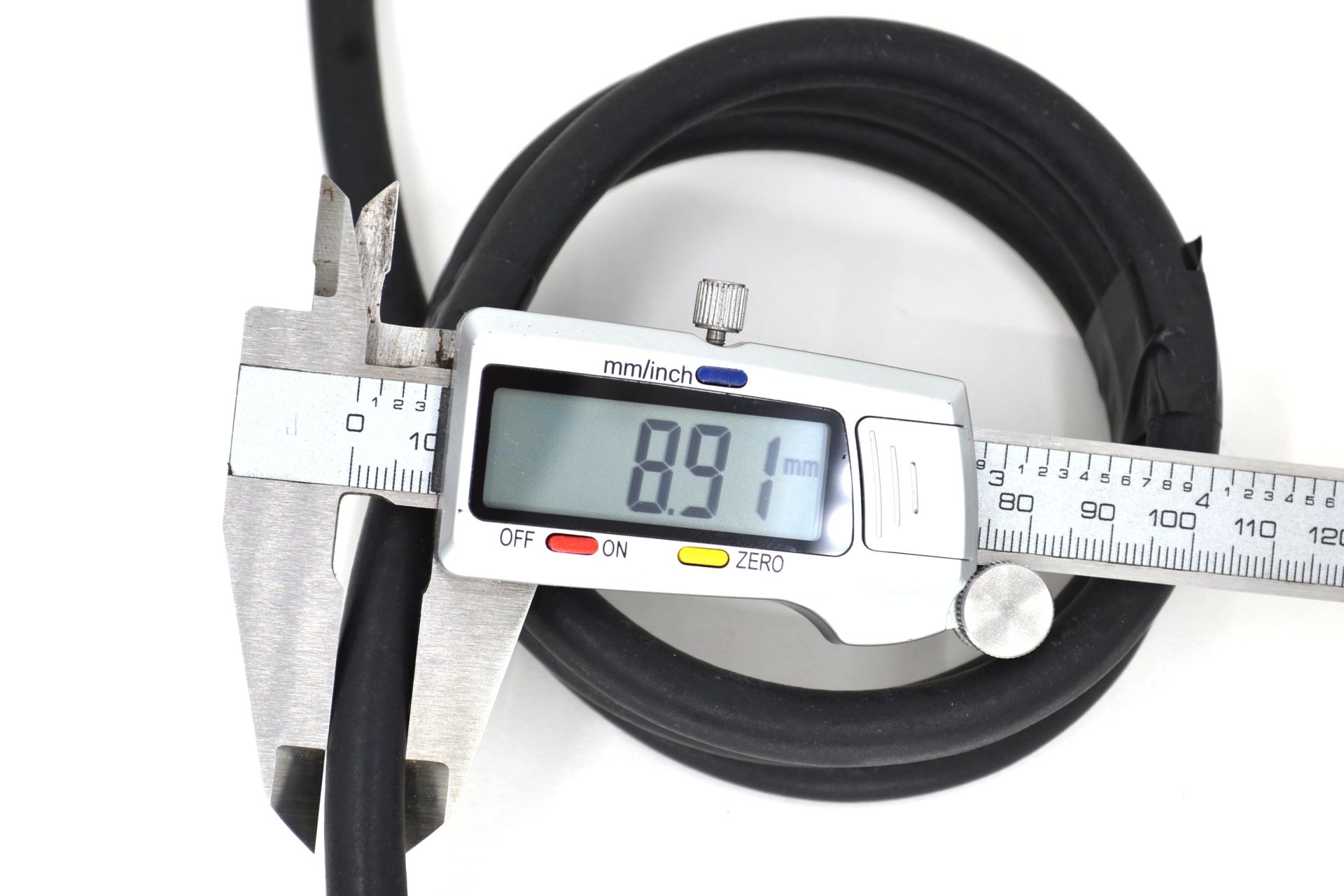 Picture of 4mm Takviyeli Akaryakıt Dizel Benzin Hortumu Siyah