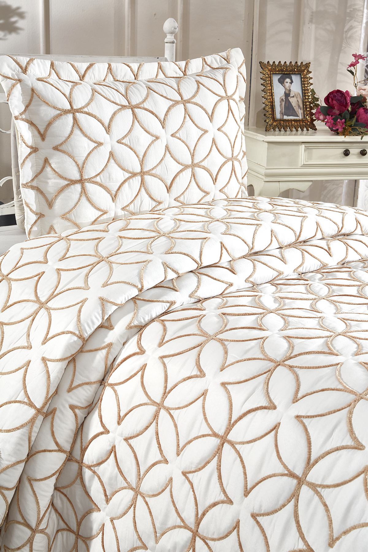 Picture of Parolin Tek Kişilik Kapitoneli Yatak Örtüsü Krem Gold