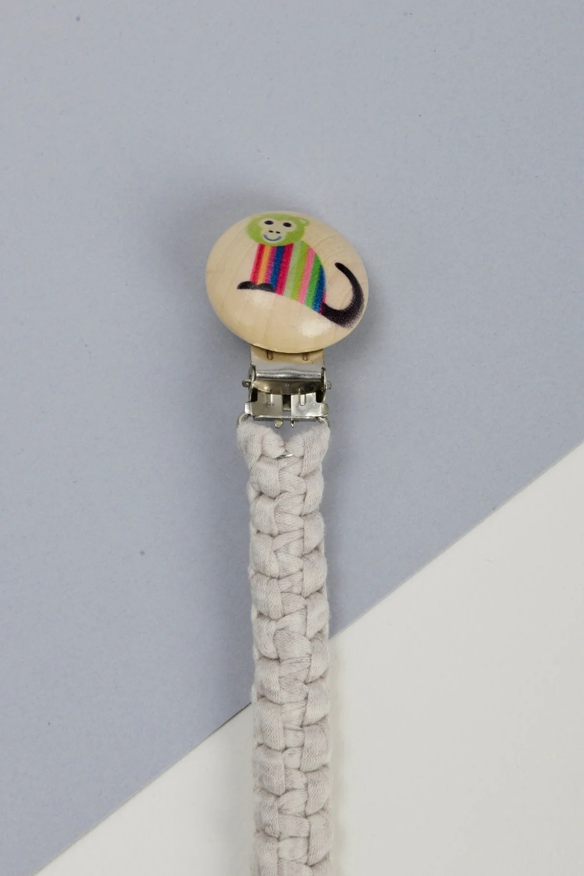 Picture of El Örmesi Doğal Ahşap Emzik Askısı - Maymun - Gri