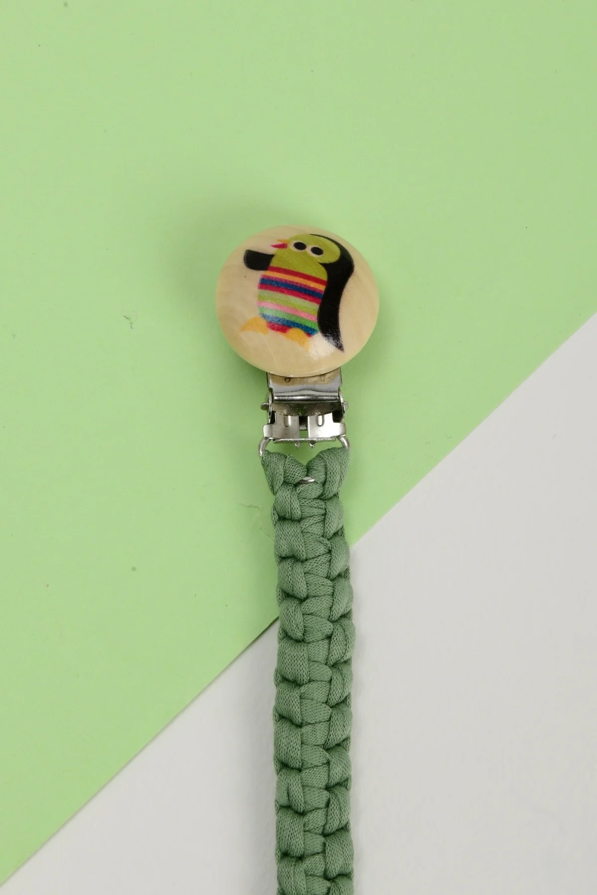 Picture of El Örmesi Doğal Ahşap Emzik Askısı - Penguen - Yeşil