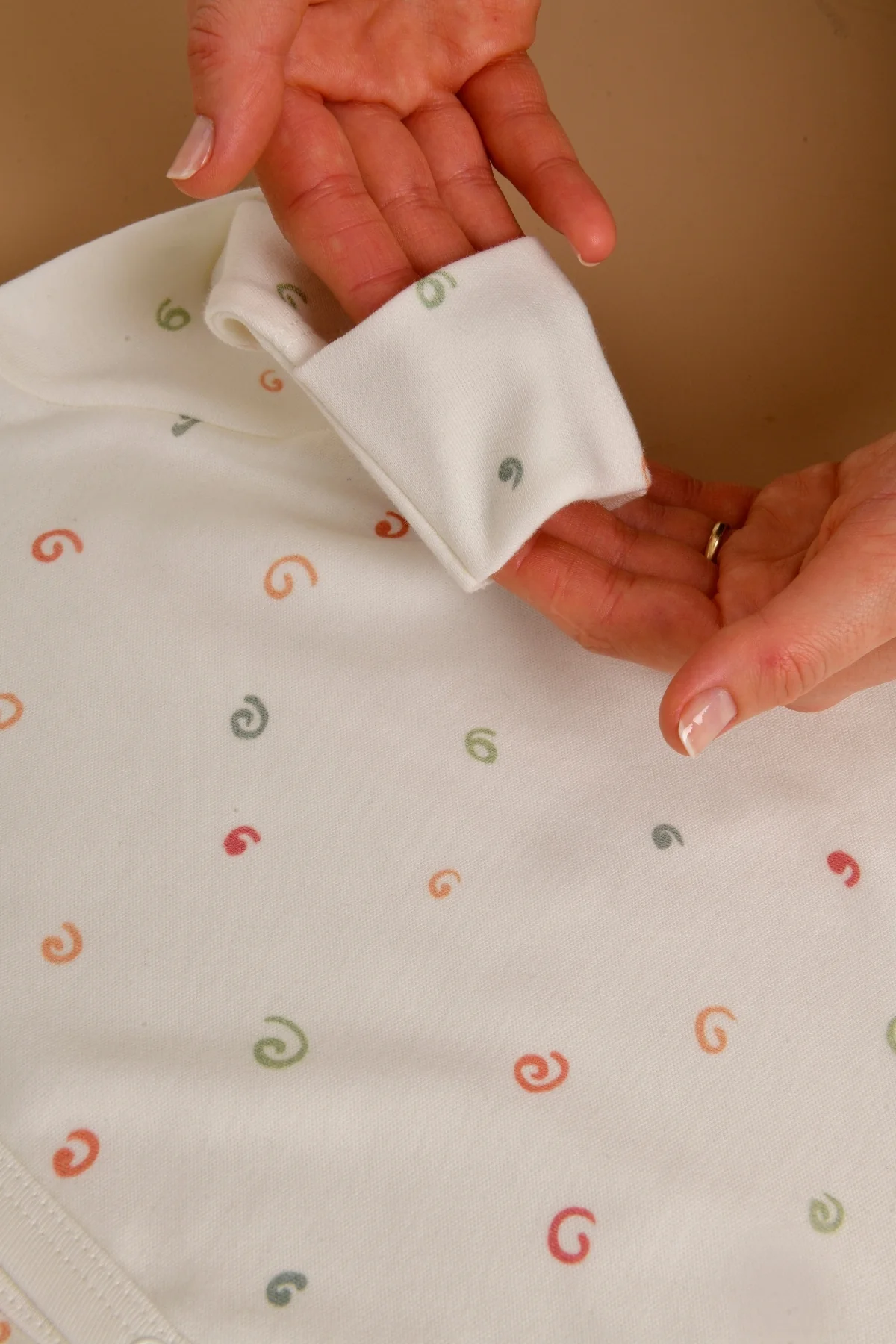 Picture of İkinci Şans - Kendinden Eldivenli Patikli Yenidoğan Tulum - Doğal Pamuklu- Soyut Desenli