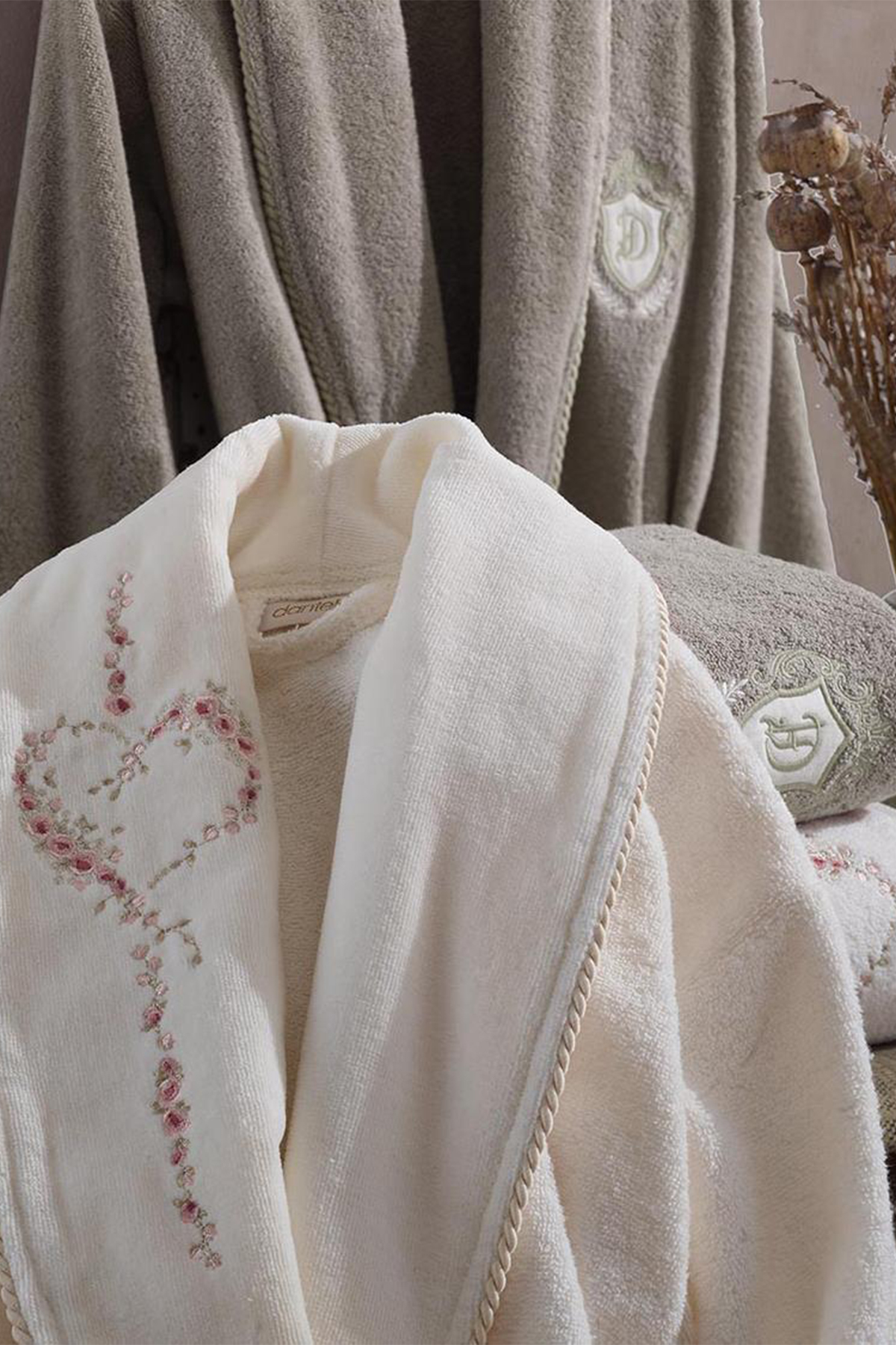 Picture of Sare Lüks Nakışlı Pamuk Bornoz Takımı Krem Bej