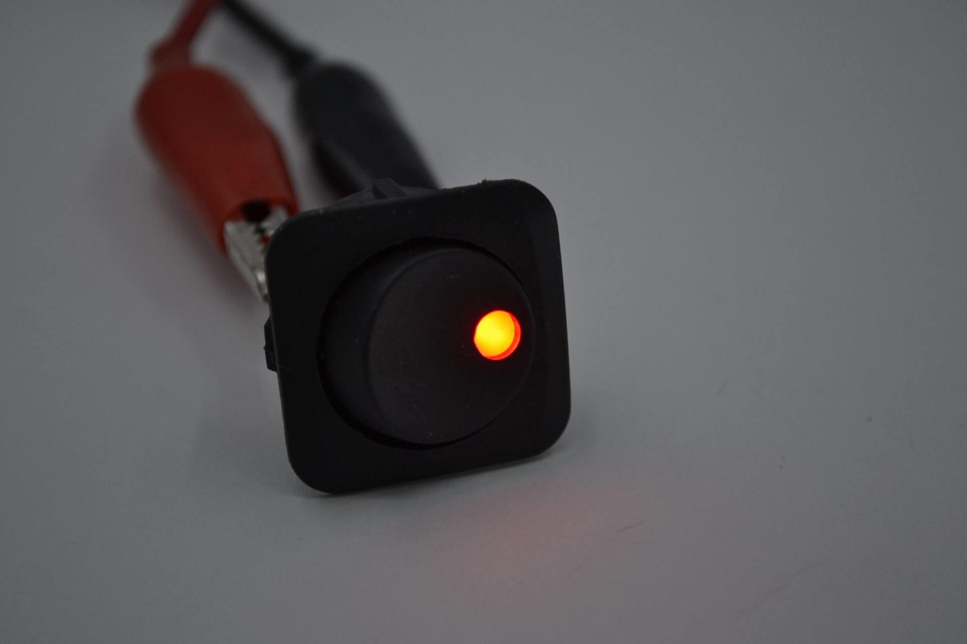 Picture of 1-0 Elektrik Anahtarı Kırmızı Ledli 12V 25A DC Kare Çerçeveli Siyah Plastik MT-ANK29