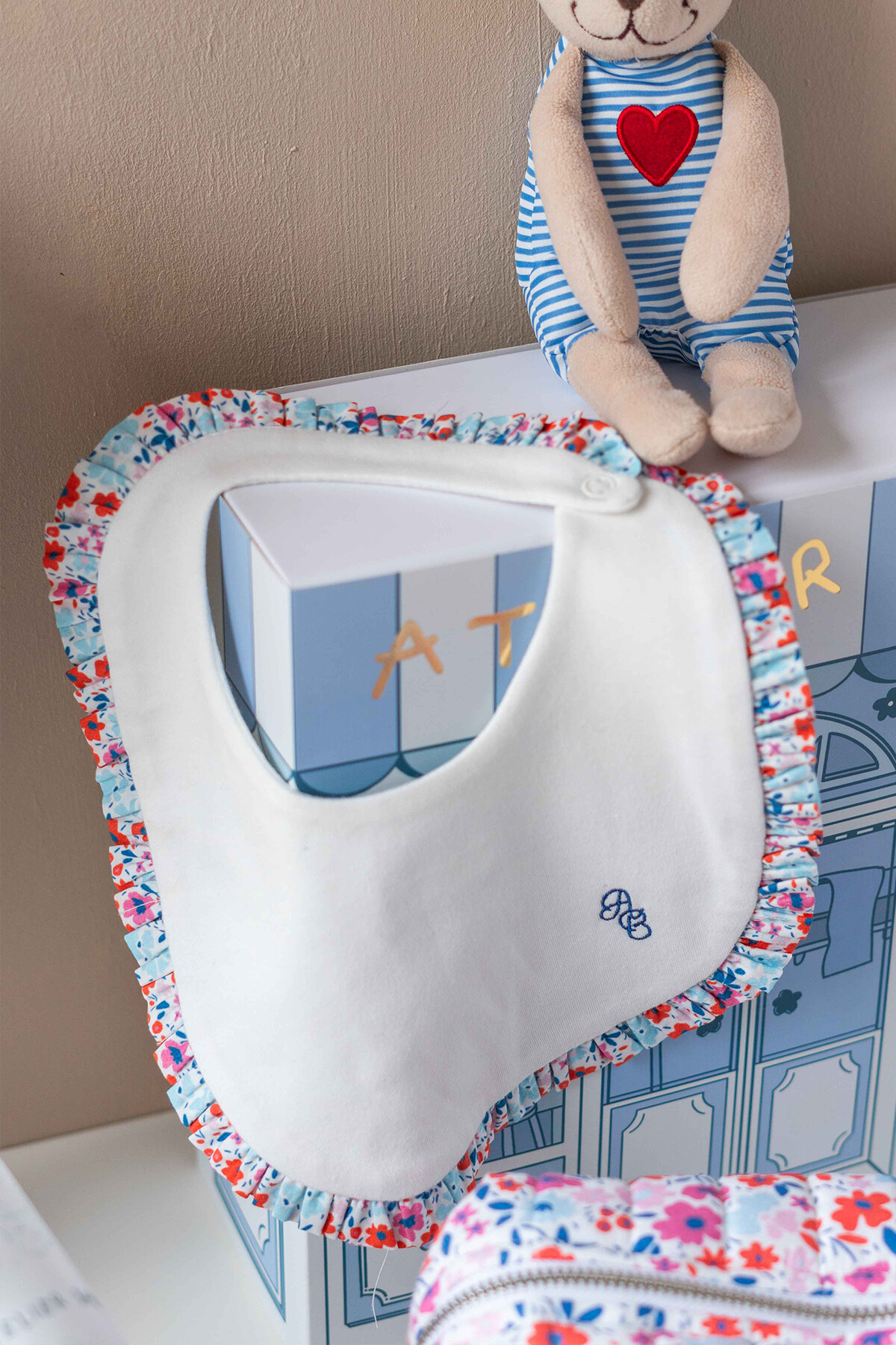 Picture of Bebek Önlüğü - Minik Çiçekler / Kırmızı