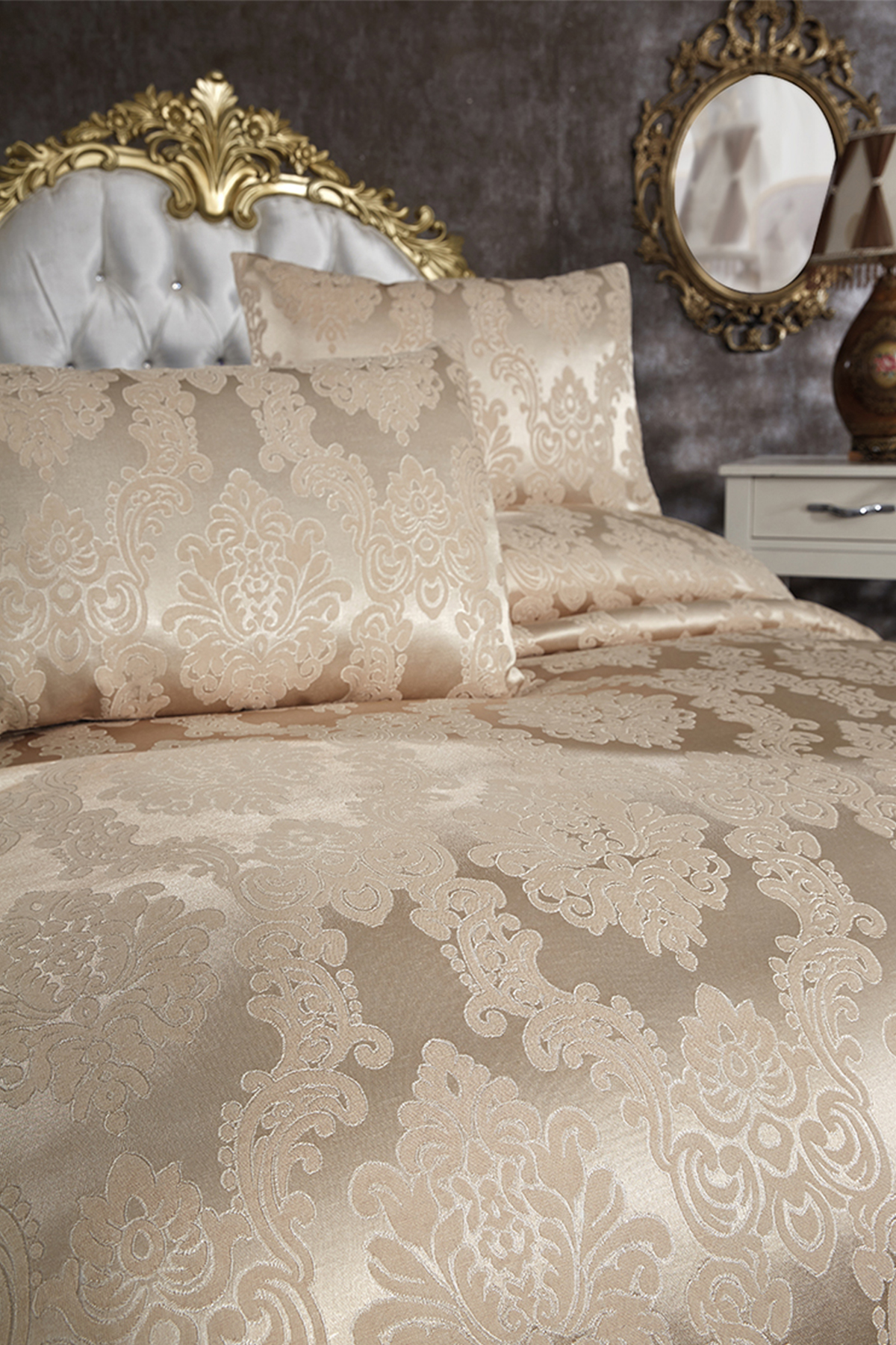 Picture of Toprak Jakarlı Şönil Yatak Örtüsü Bej