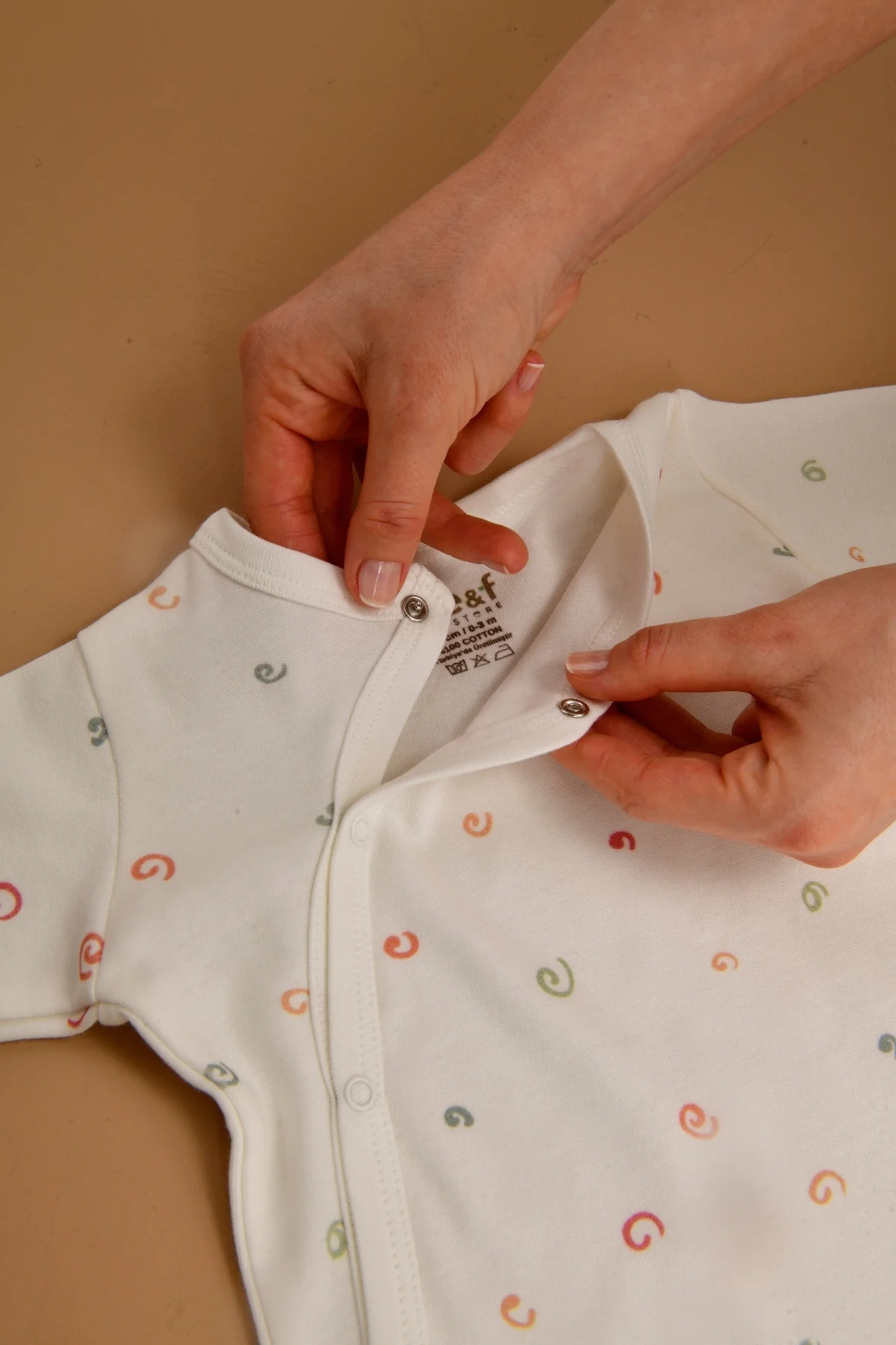 Picture of Kendinden Eldivenli Patikli Yenidoğan Tulum - Doğal Pamuklu- Soyut Desenli