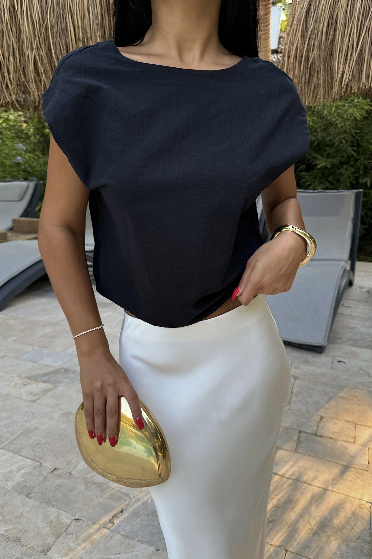 Picture of black back bow detail crop