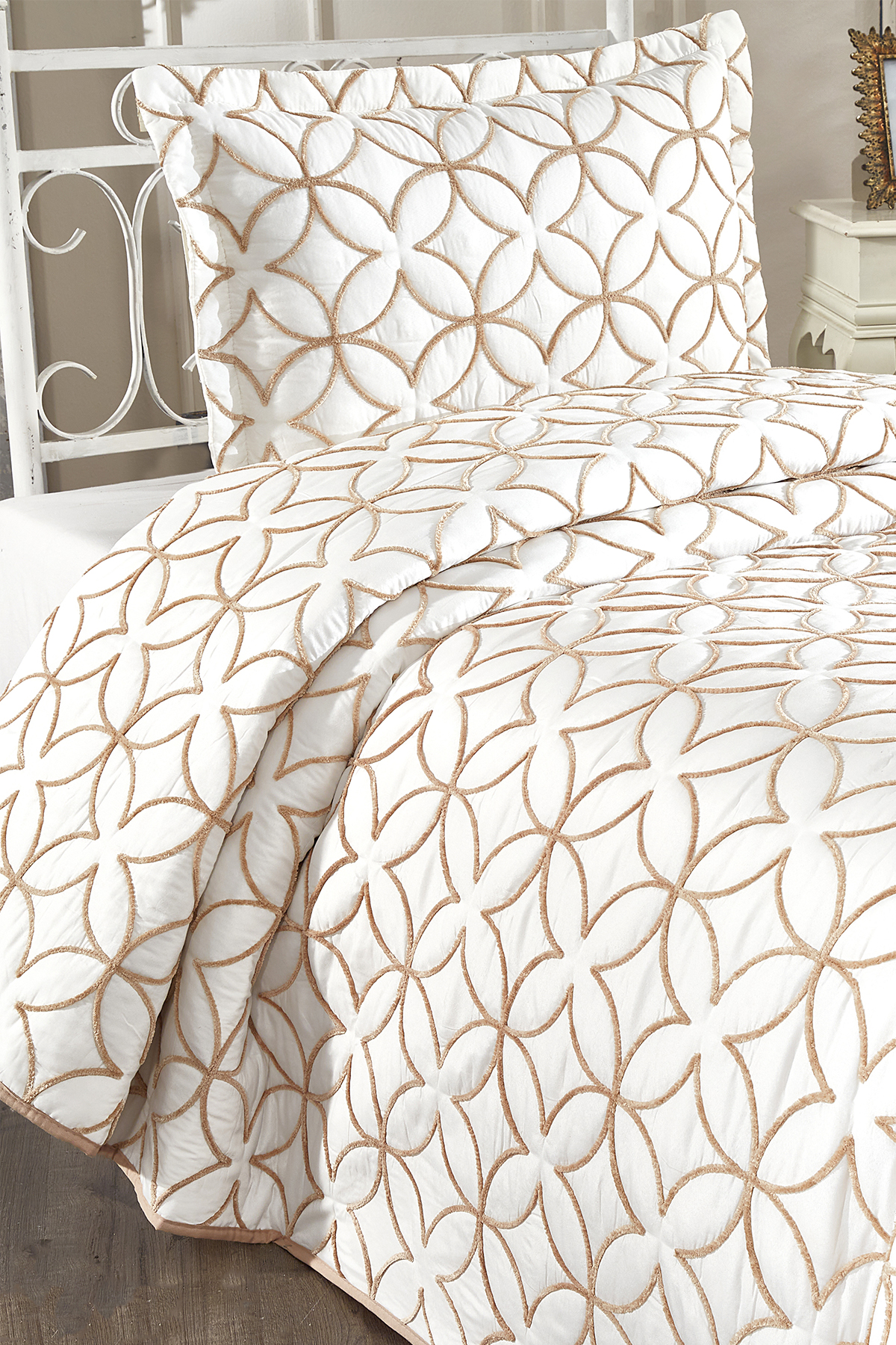 Picture of Parolin Tek Kişilik Kapitoneli Yatak Örtüsü Krem Gold