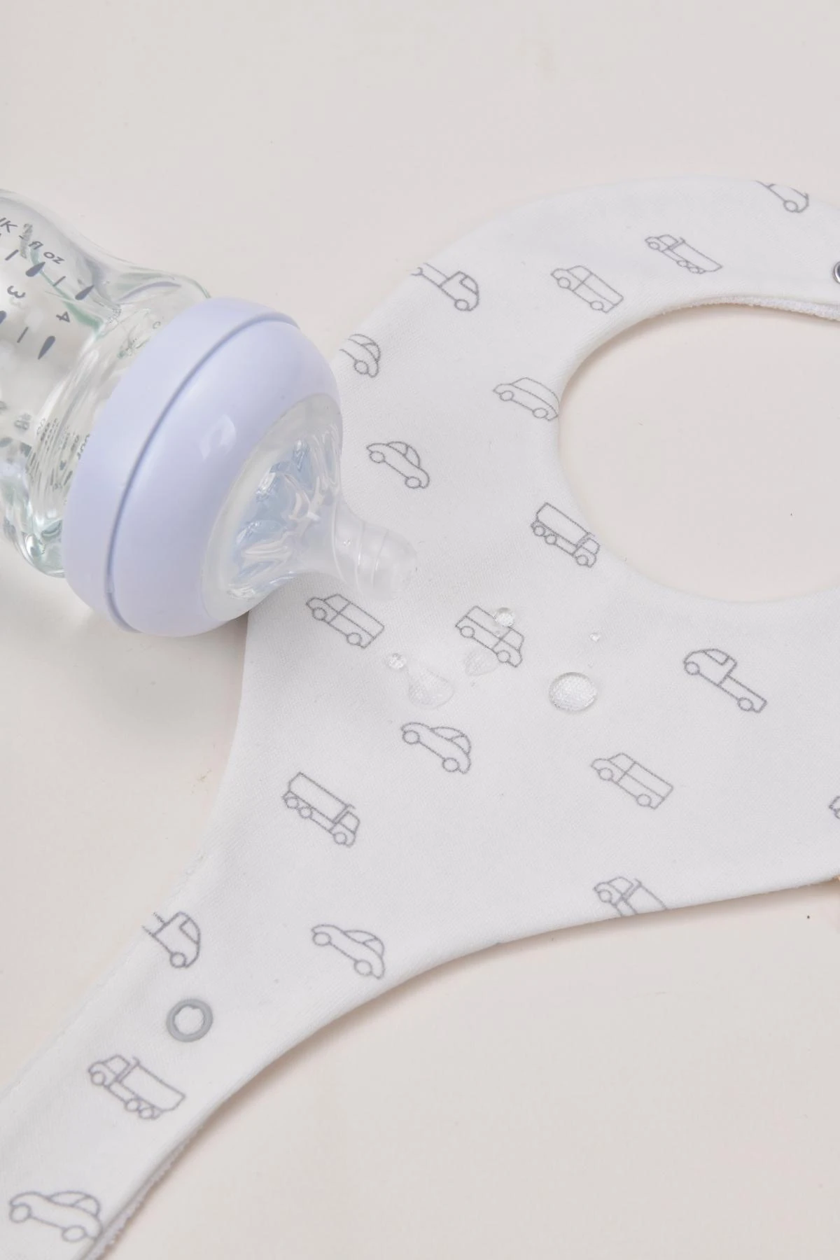 Picture of İkinci Şans - Sıvı Geçirmez Emzik Tutucu Mama Önlüğü - Arabalar