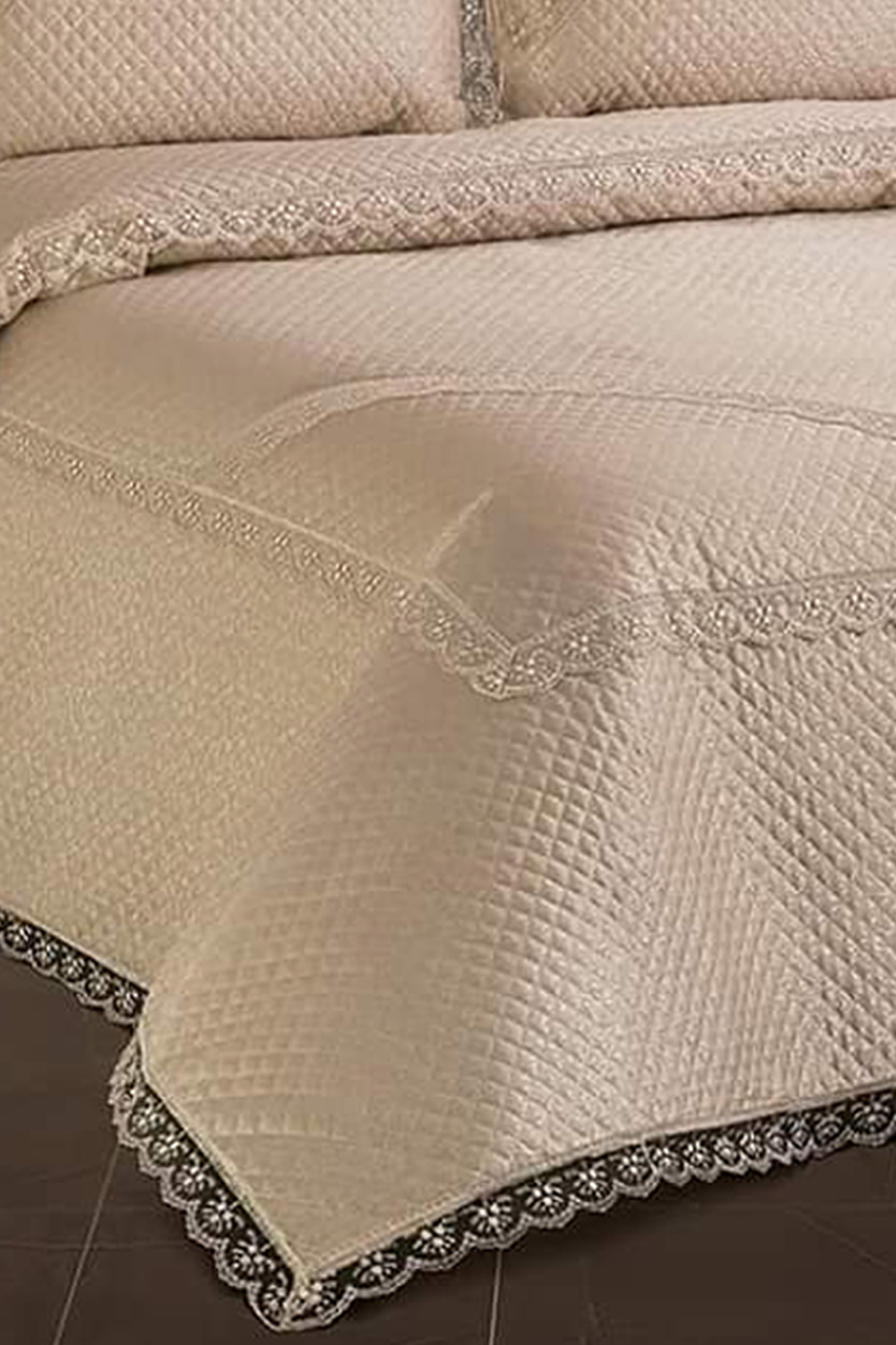 Picture of Gelincik Kapitoneli Fransız Güpürlü Yatak Örtüsü Cappucino