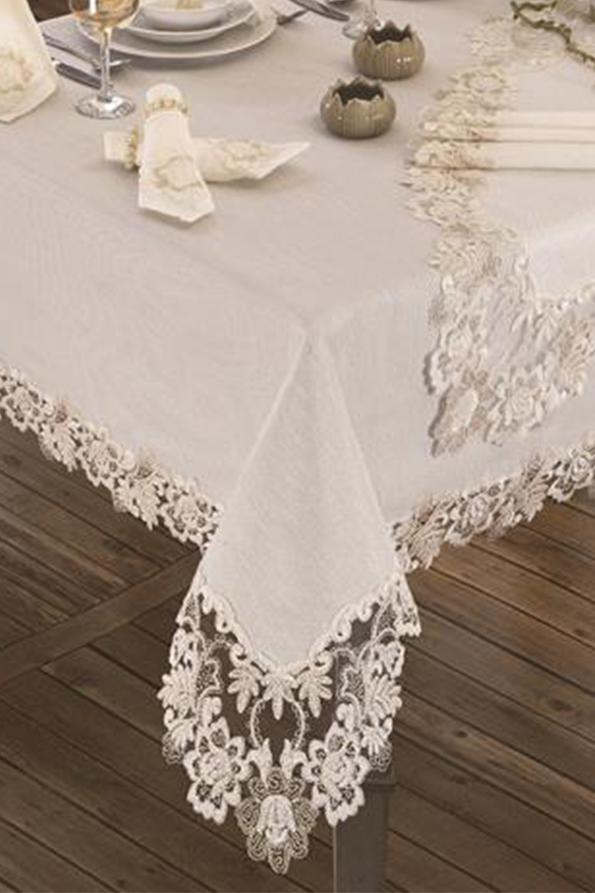 Picture of Fransız Güpürlü Beste Tek Masa Örtüsü Krem