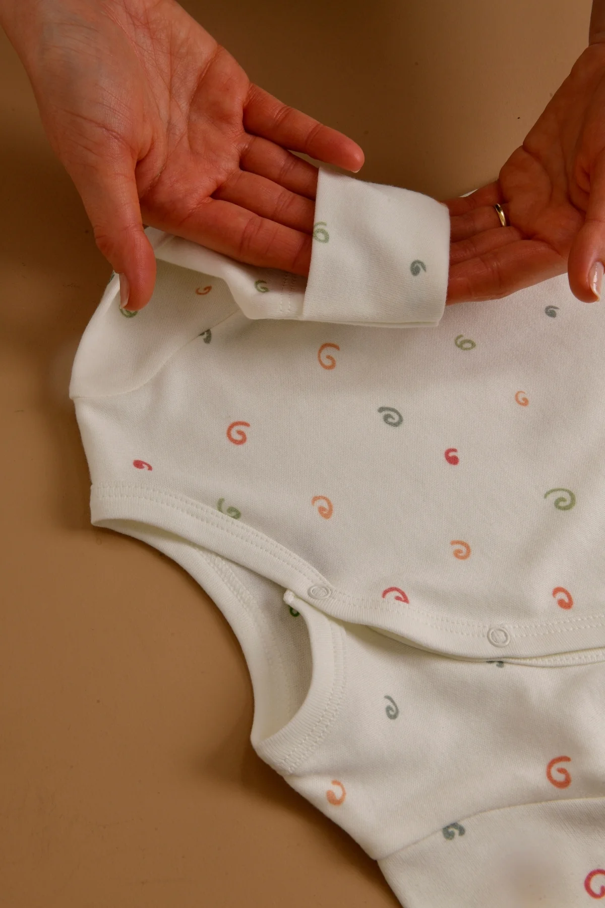 Picture of İkinci Şans - Kendinden Eldivenli Patikli Yenidoğan Tulum - Doğal Pamuklu- Soyut Desenli