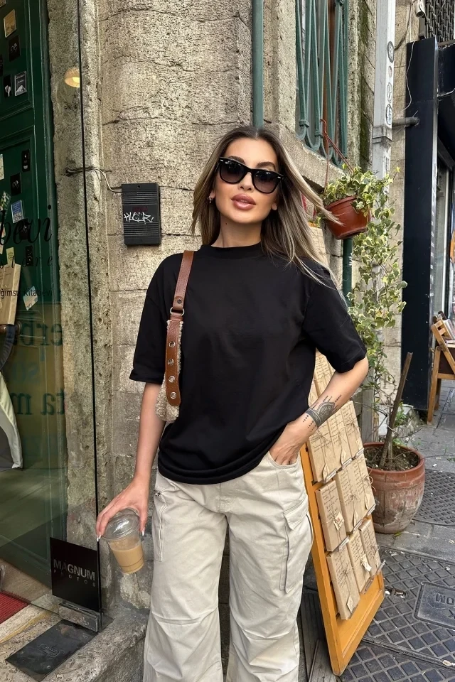 Picture of Black Basic T-Shirt