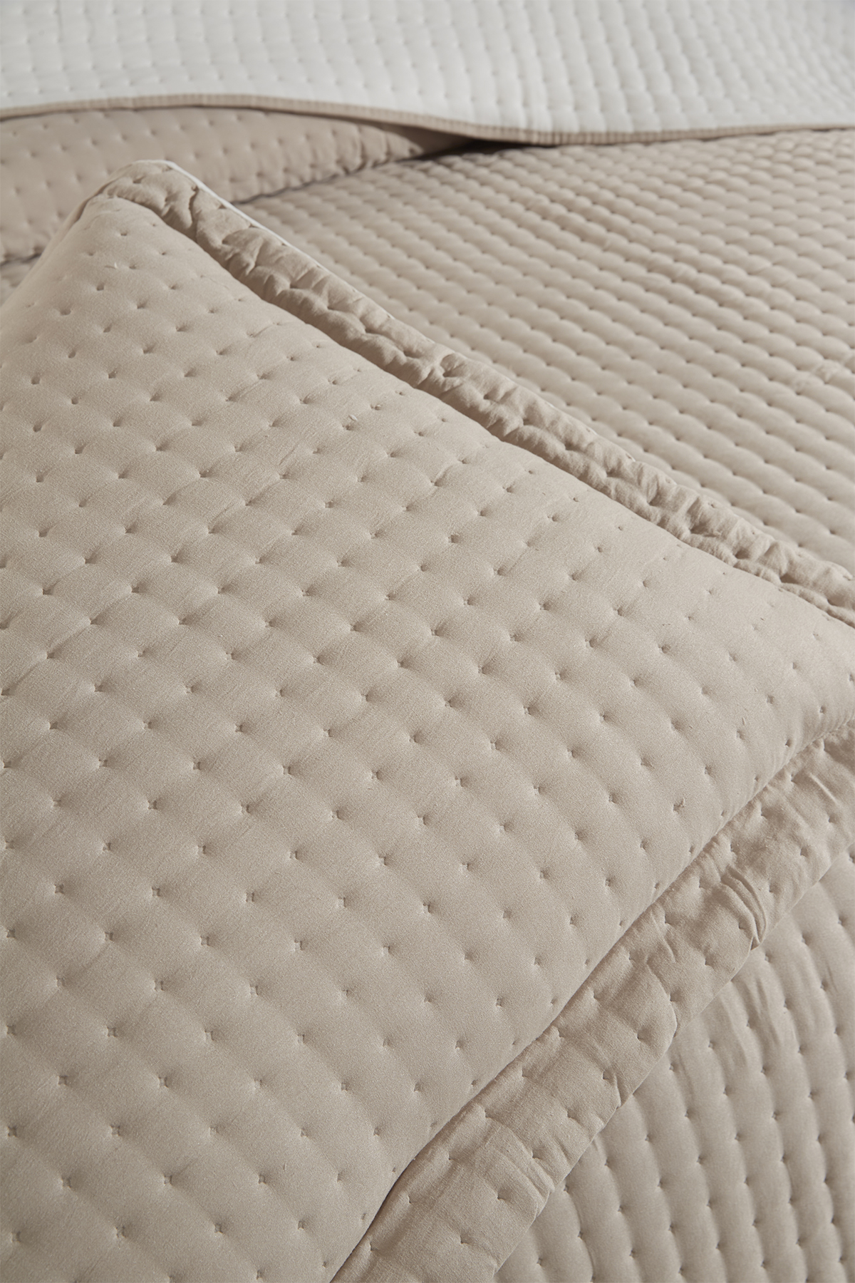 Picture of Elisa Dolgulu Çift Taraflı Çift Kişilik 240x260 Cm Yatak Örtüsü Bej