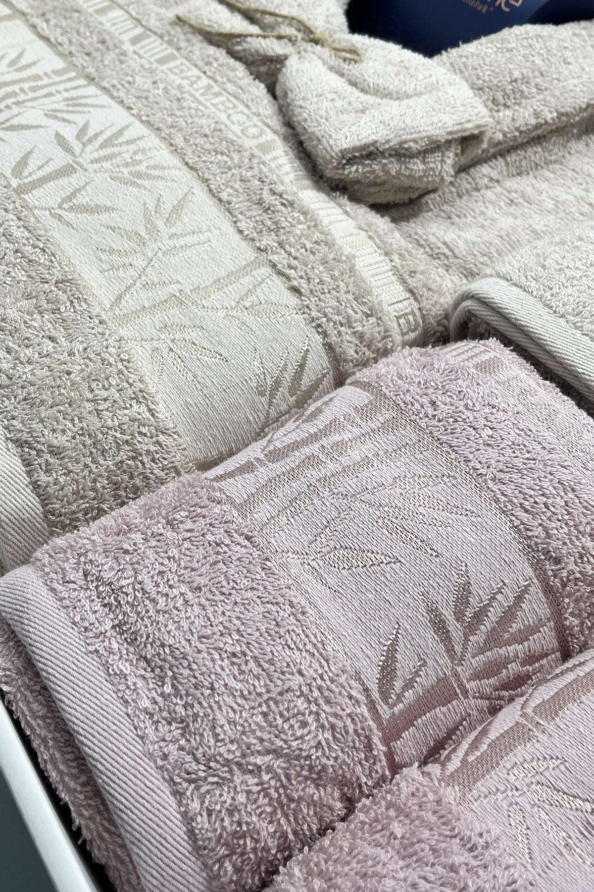 Picture of Elmas Bambu 10 Parça Aile Bornoz Takımı Bej Mürdüm