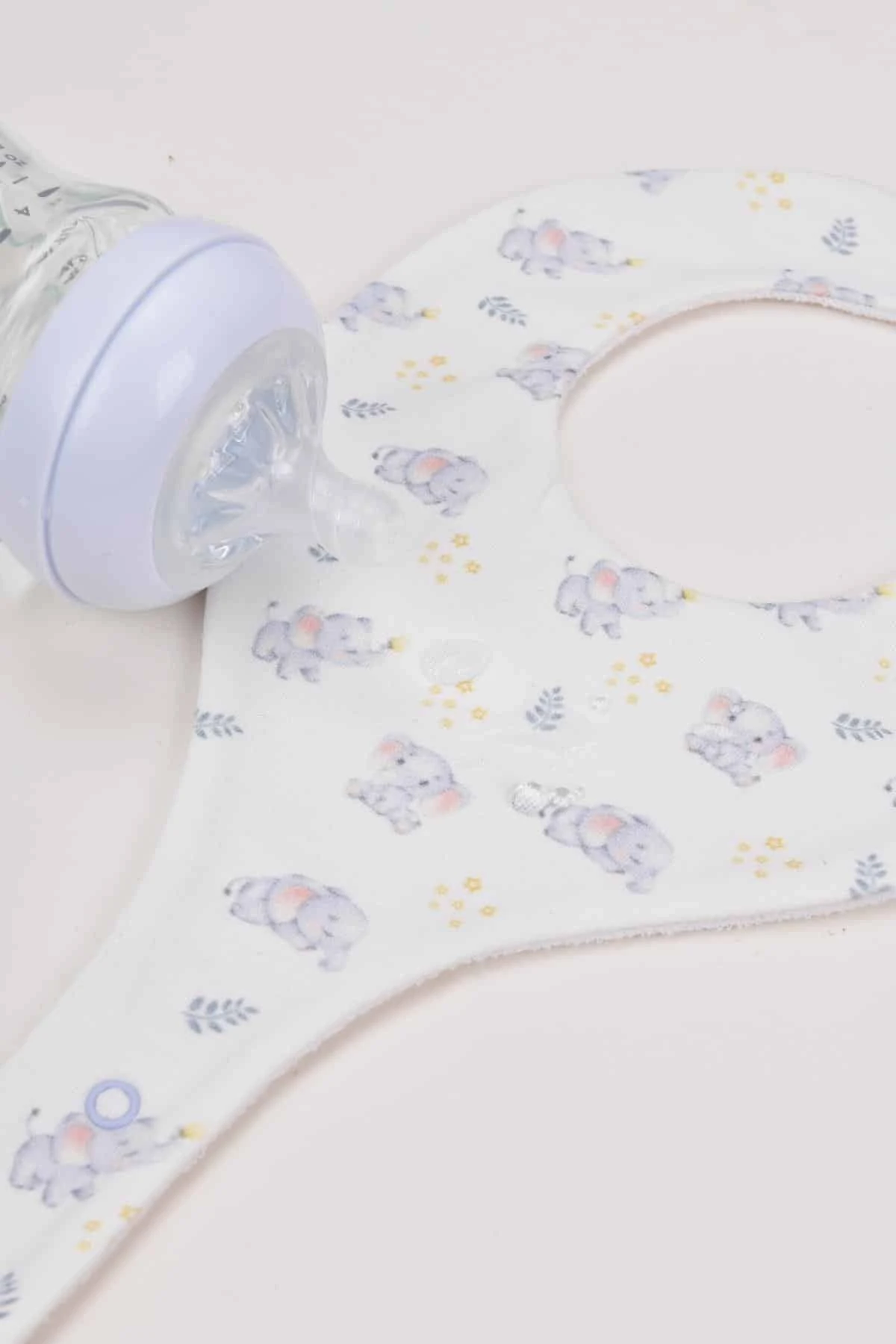 Picture of İkinci Şans - Sıvı Geçirmez Emzik Tutucu Mama Önlüğü - Sevimli Fil