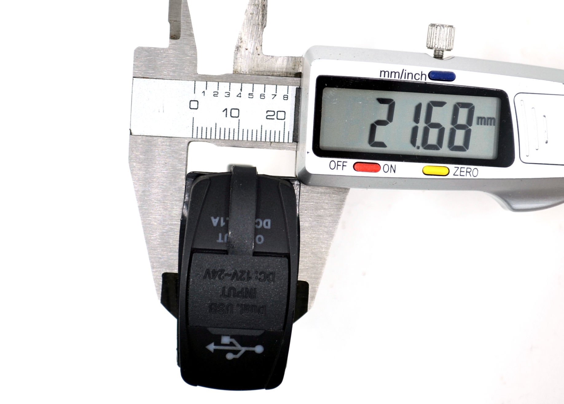 Picture of 12V 24V DC USB 3,1A Şarj Port Dikdörtgen Kırmızı Işık MT-SK51