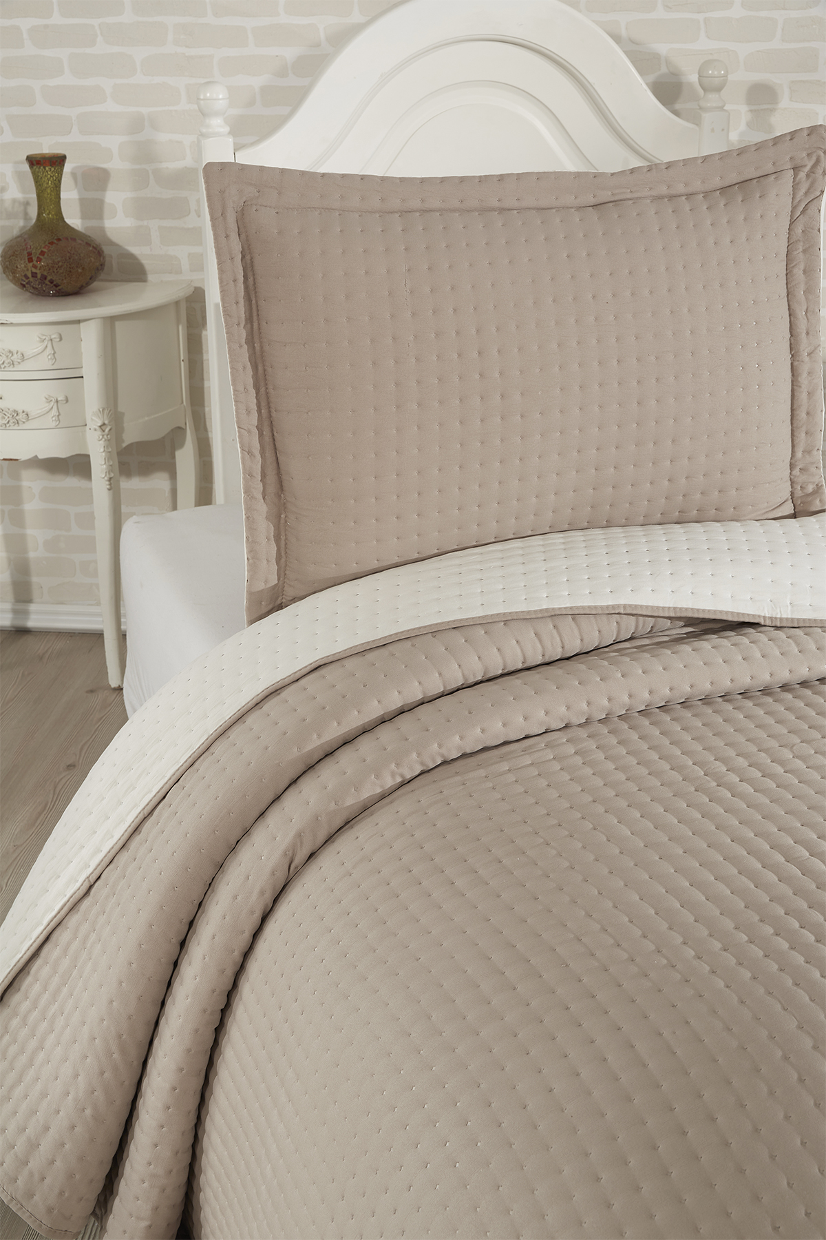 Picture of Elisa Dolgulu Çift Taraflı Tek Kişilik 180x240 Cm Yatak Örtüsü Bej