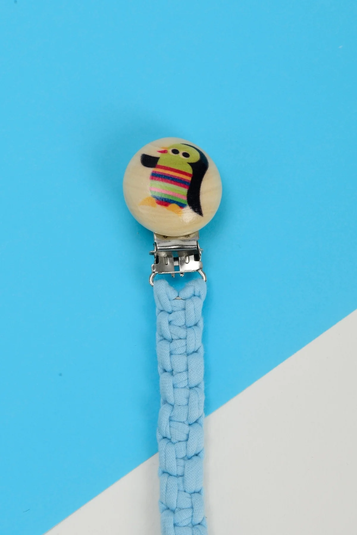 Picture of El Örmesi Doğal Ahşap Emzik Askısı - Penguen - Mavi