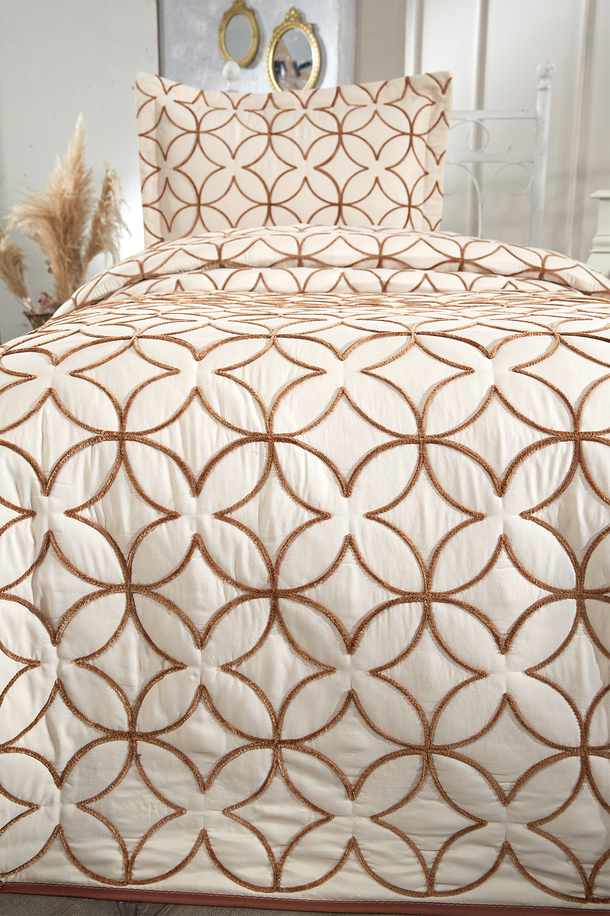 Picture of Parolin Tek Kişilik Kapitoneli Yatak Örtüsü Bej