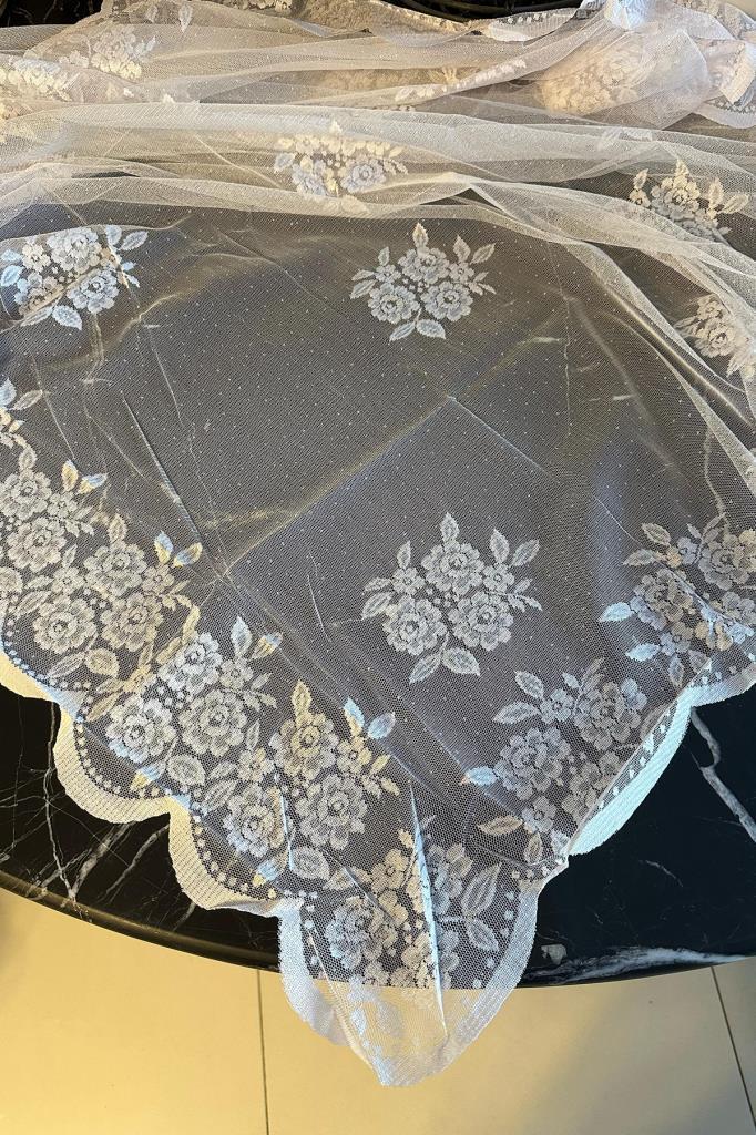 Picture of Engela Çiçek Desenli Fiskos Masa Örtüsü 150x150 cm