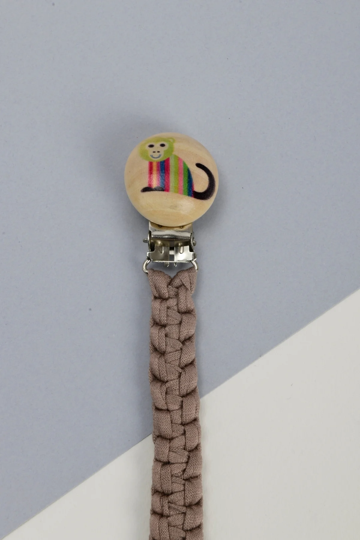 Picture of El Örmesi Doğal Ahşap Emzik Askısı - Maymun - Kahverengi