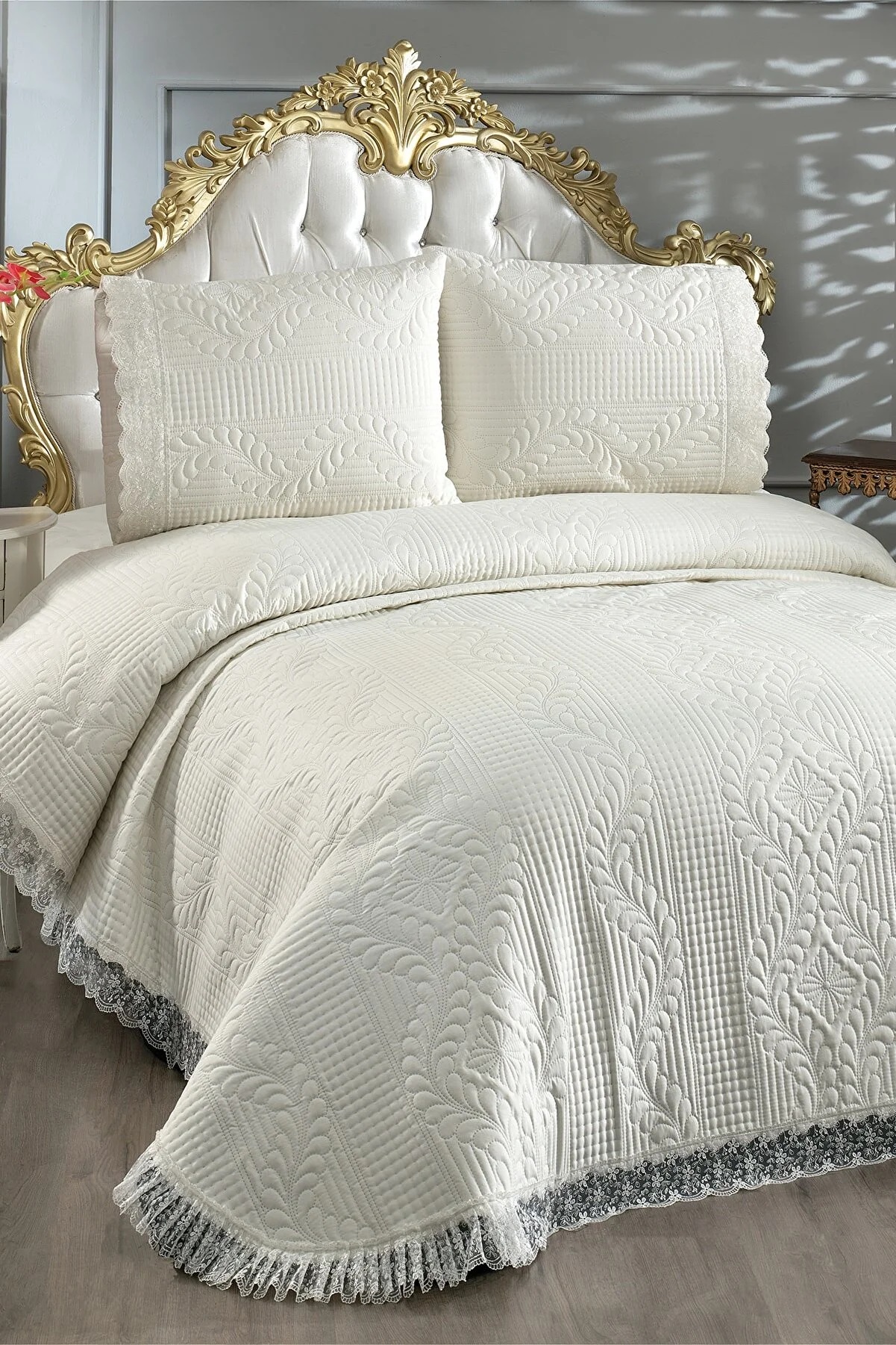 Picture of Limena Dantelli Kapitoneli Ultrasonik Çift Kişilik Yatak Örtüsü Krem