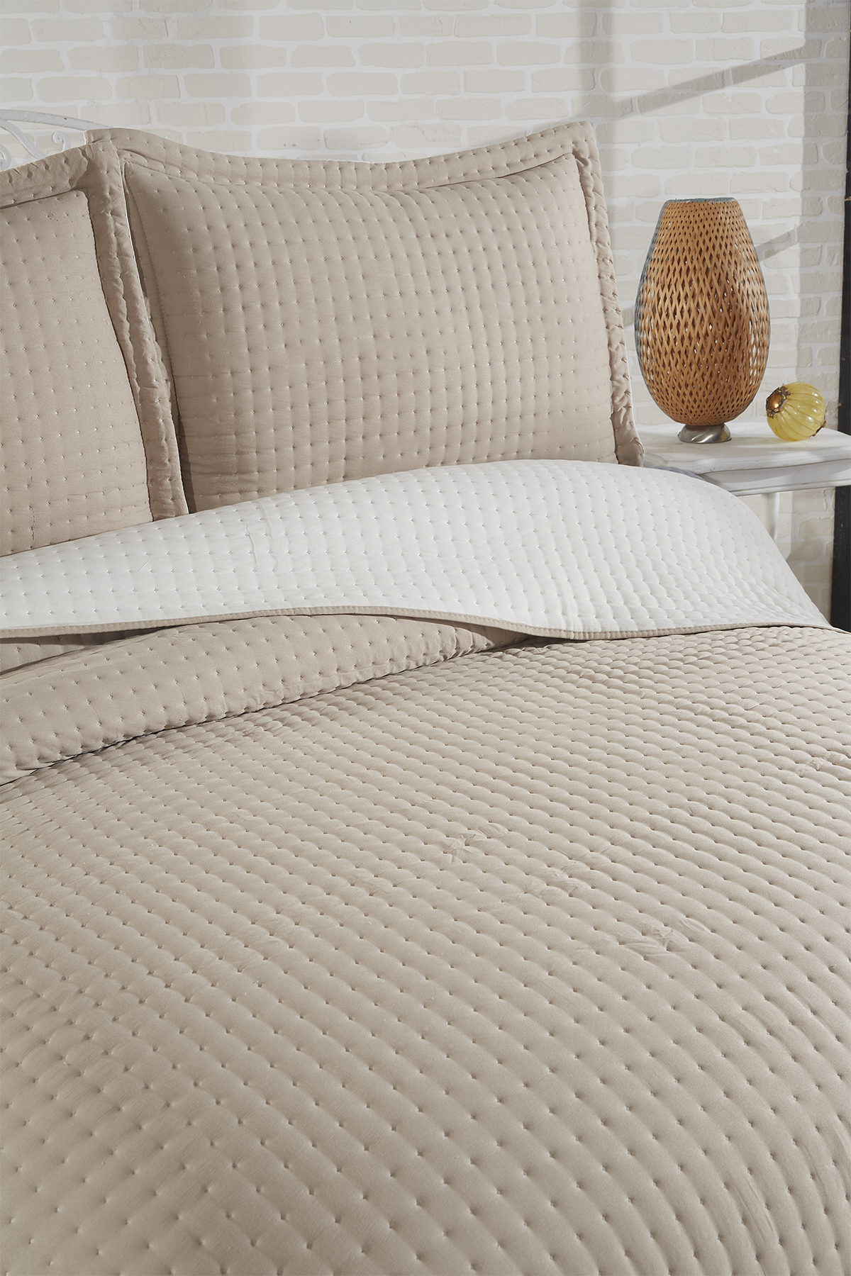 Picture of Elisa Dolgulu Çift Taraflı Çift Kişilik 240x260 Cm Yatak Örtüsü Bej