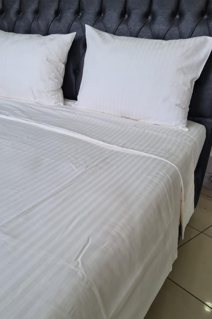 Picture of Satin Zarif Armürlü Çift Kişilik Nevresim Takımı Krem