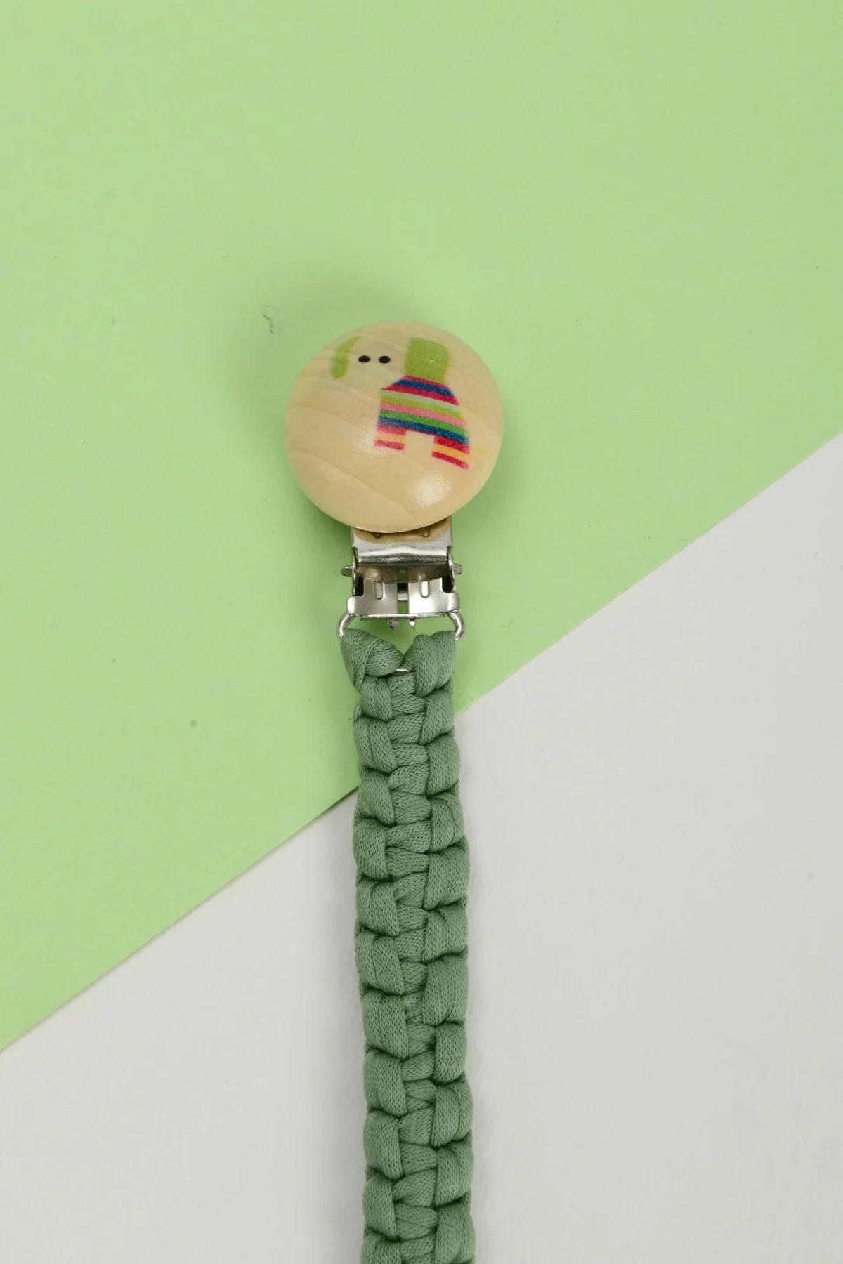 Picture of El Örmesi Doğal Ahşap Emzik Askısı - Fil - Yeşil