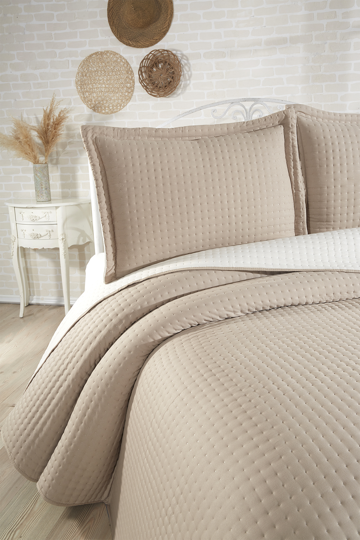 Picture of Elisa Dolgulu Çift Taraflı Çift Kişilik 240x260 Cm Yatak Örtüsü Bej