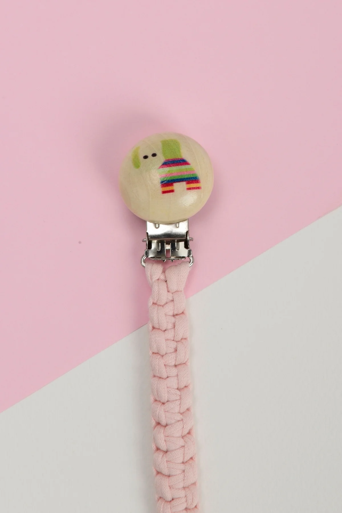 Picture of El Örmesi Doğal Ahşap Emzik Askısı - Fil - Pembe