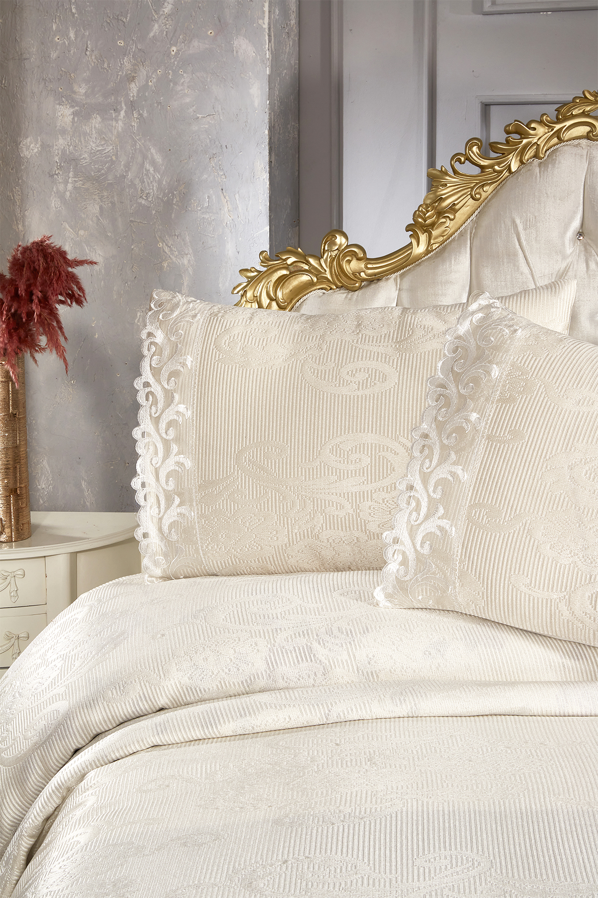 Picture of Fransız Dantelli Belins Çift Kişilik Yatak Örtüsü Krem