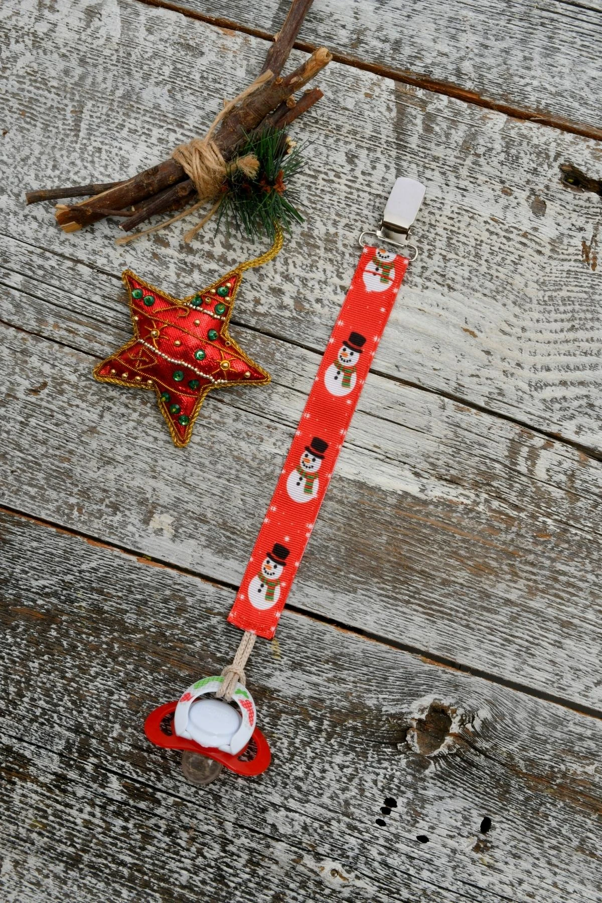 Picture of Kardan Adam Desenli Kırmızı Emzik Askısı - Yılbaşı Özel Koleksiyonu