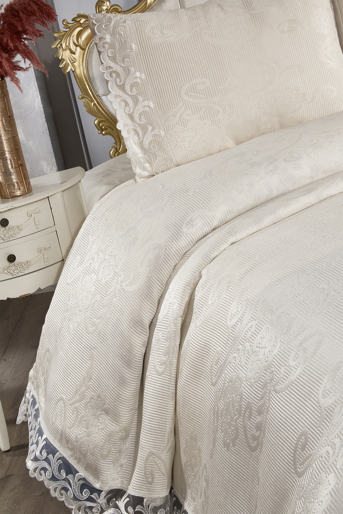 Picture of Fransız Dantelli Belins Çift Kişilik Yatak Örtüsü Krem