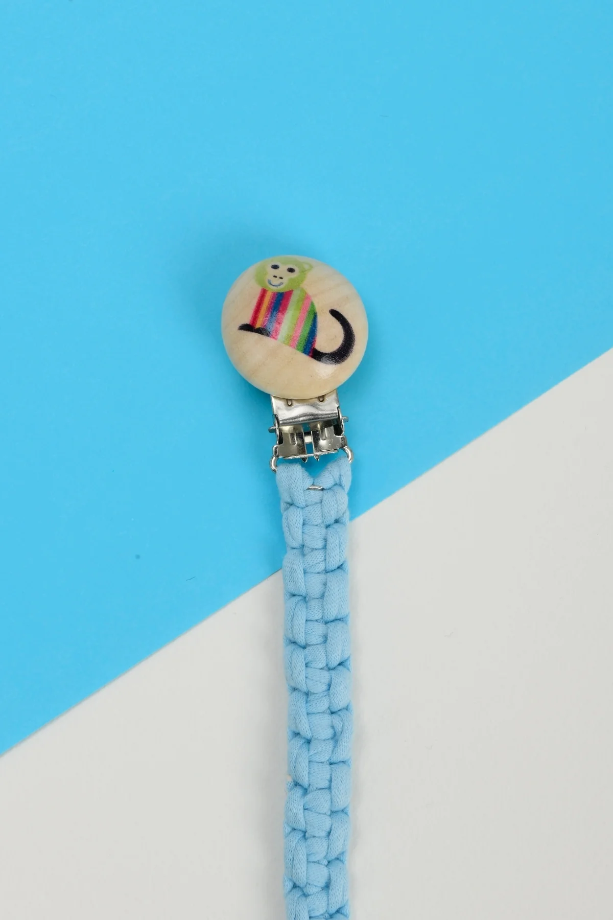 Picture of El Örmesi Doğal Ahşap Emzik Askısı - Maymun - Mavi