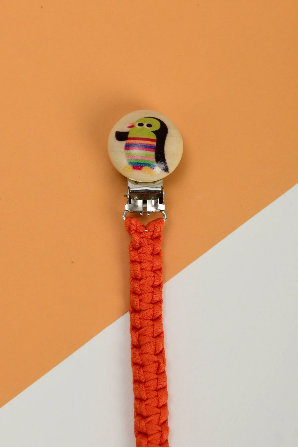 Picture of El Örmesi Doğal Ahşap Emzik Askısı - Penguen - Turuncu